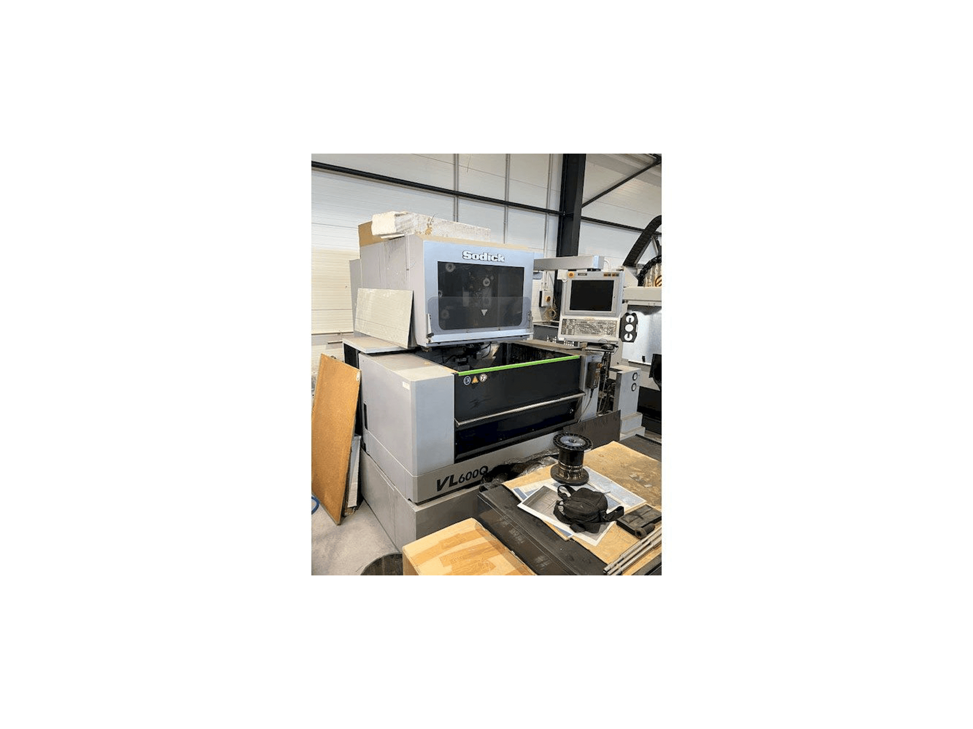 A Sodick VL600Q gép elölnézete