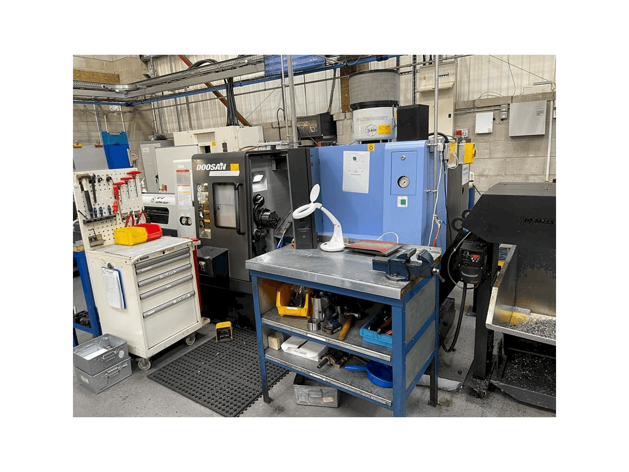 A Doosan Lynx 220 LMA gép elölnézete