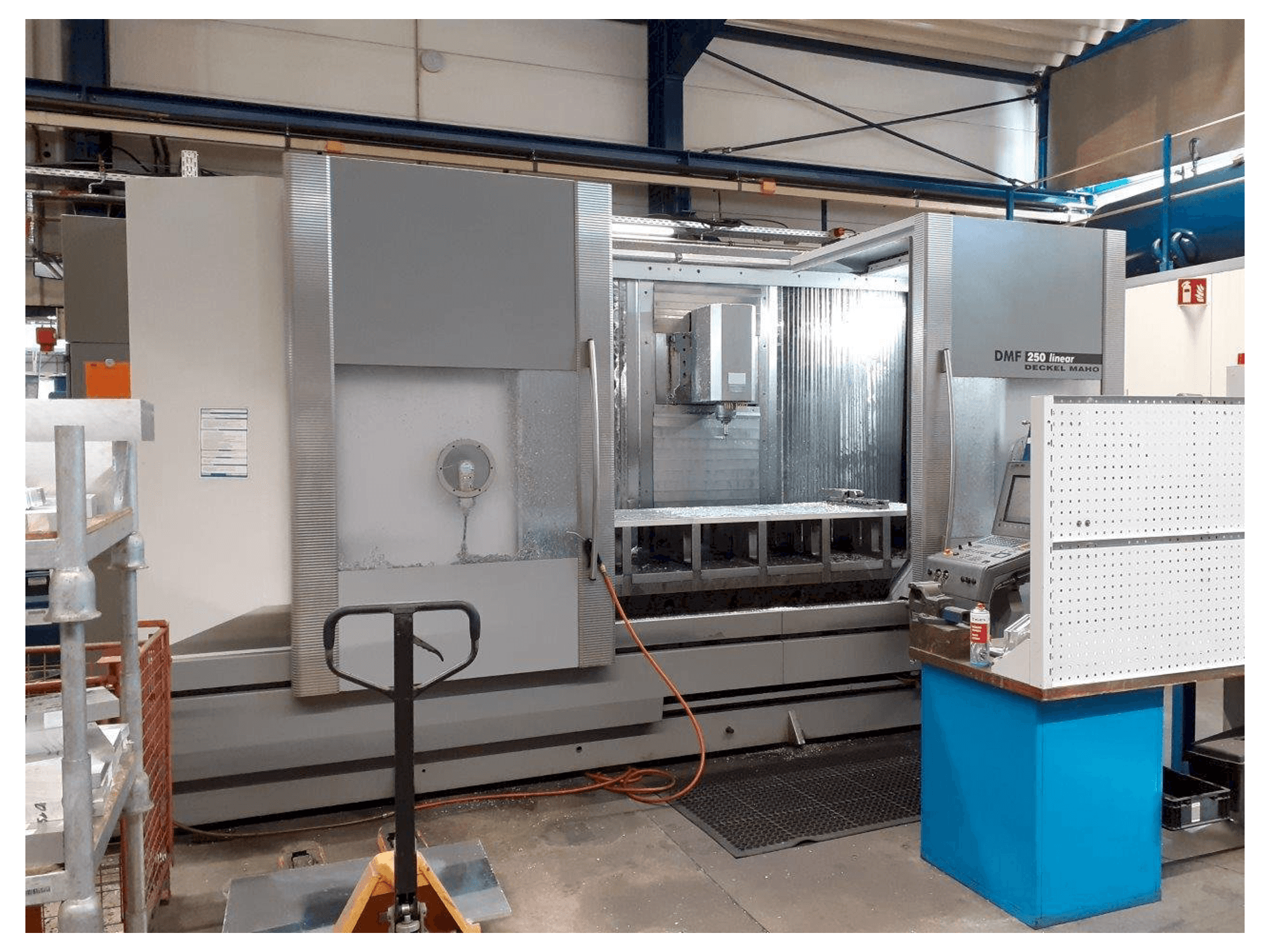 A DMG MORI DMF 250 gép elölnézete