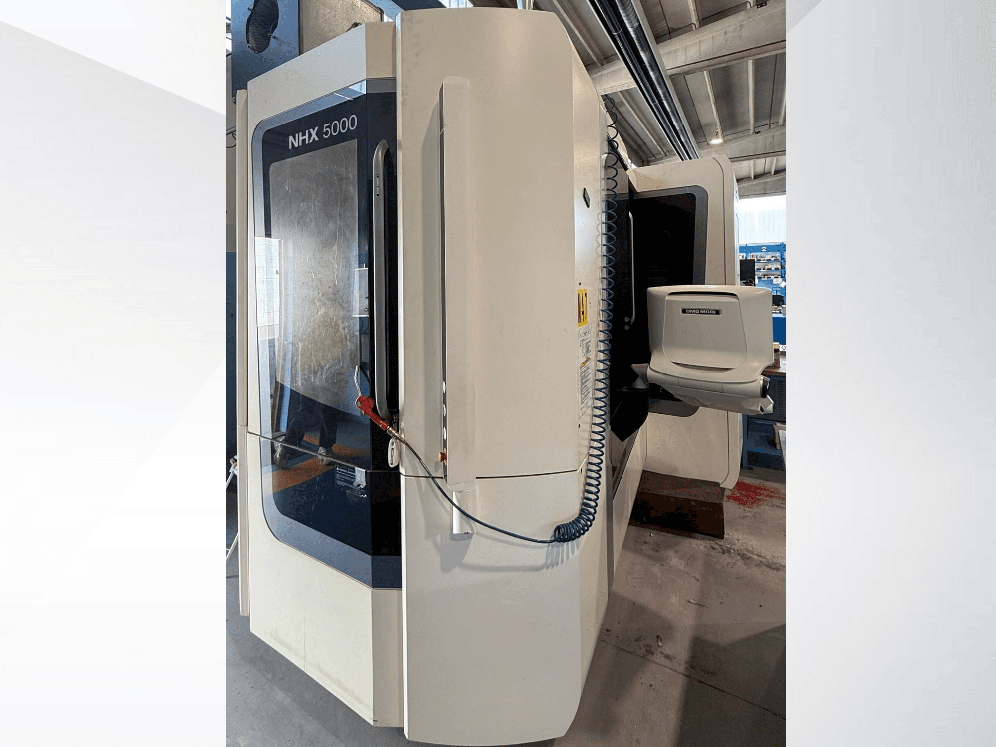DMG MORI NHX 5000 vízszintes eszterga, elölnézet, a vezérlőpanellel és az orsótartóval.