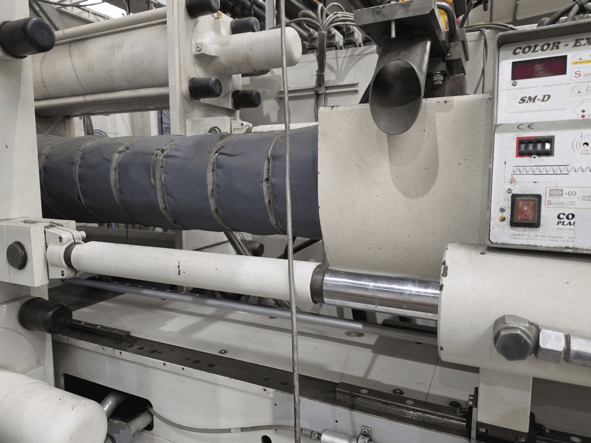 Krauss Maffei 350-3000 CX hidraulikus fröccsöntőgép, oldalnézetben a hőmérséklet-szabályozó panel és a fűtőelemek.