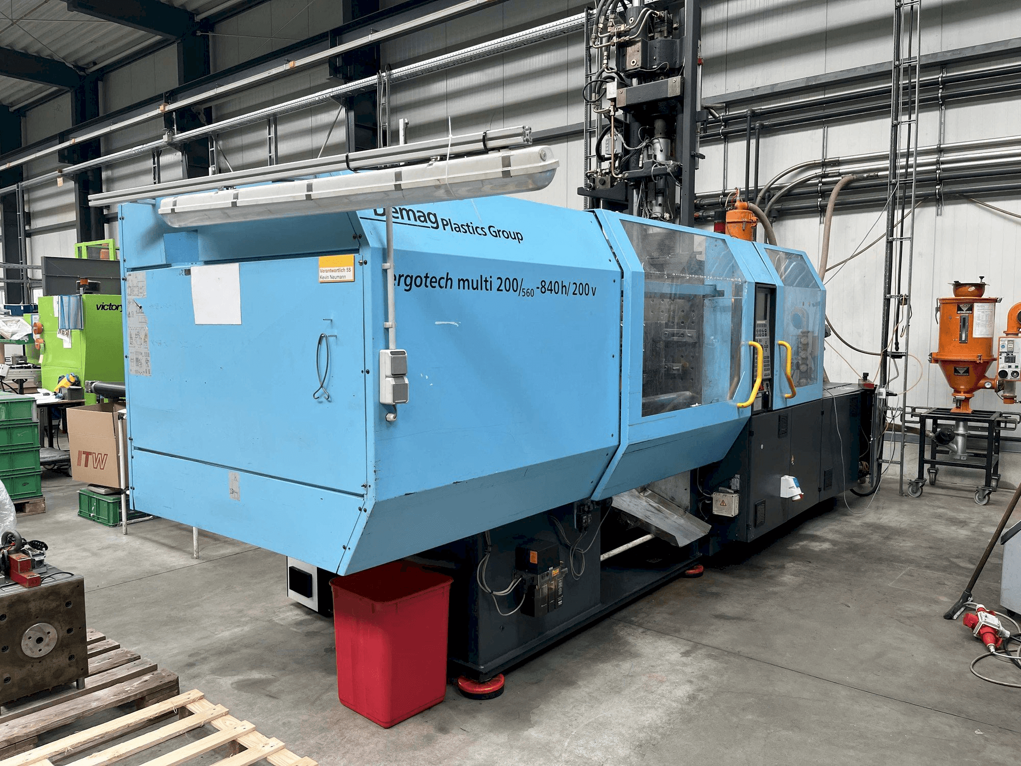 A DEMAG Ergotech multi 200/560 - 840h/200V gép elölnézete