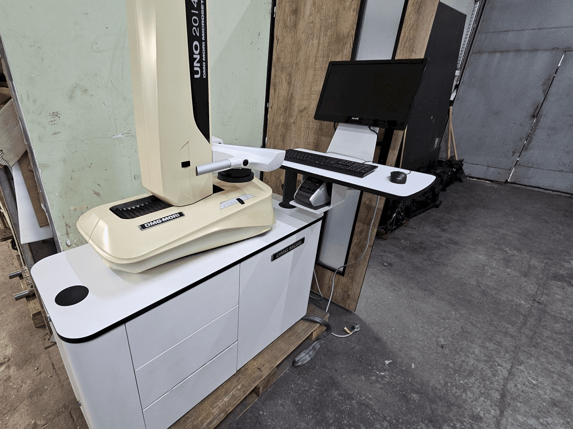 A DMG MORI UNO 20/40 gép elölnézete