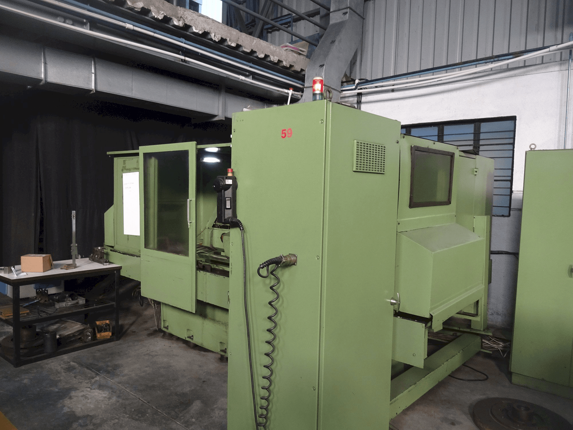 A LIVNIKA KIKINDA AAFD-63045CNC gép bal oldali nézete