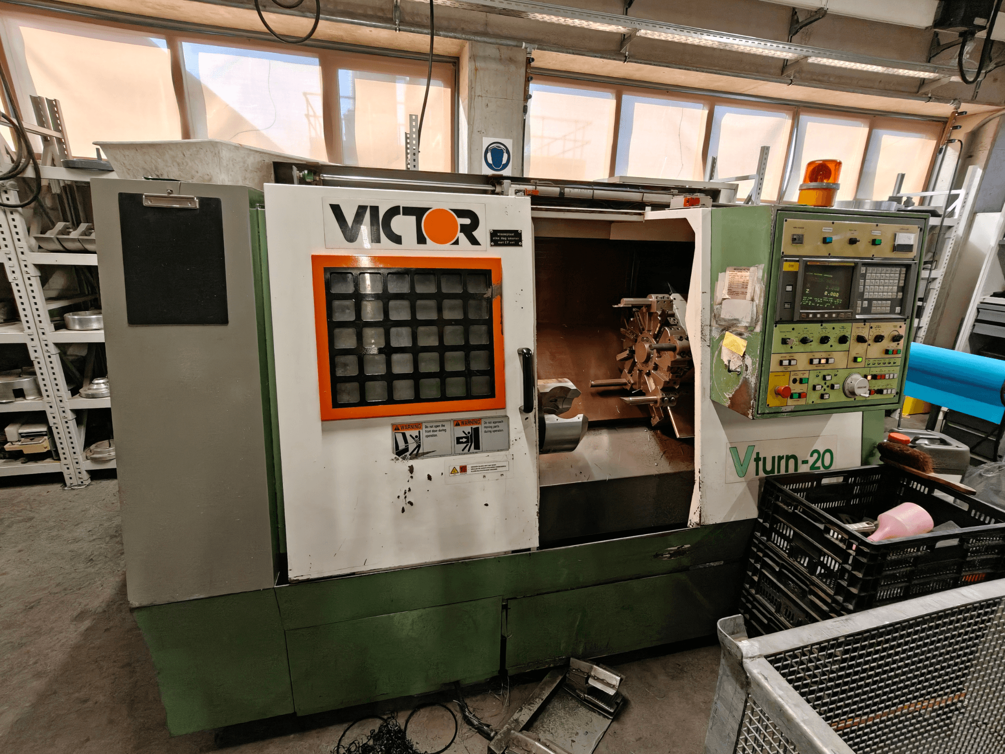 Victor Vturn-20 vízszintes esztergagép, oldalnézet, a vezérlőpanel, az orsó és a megmunkálási munkaterület bemutatása.