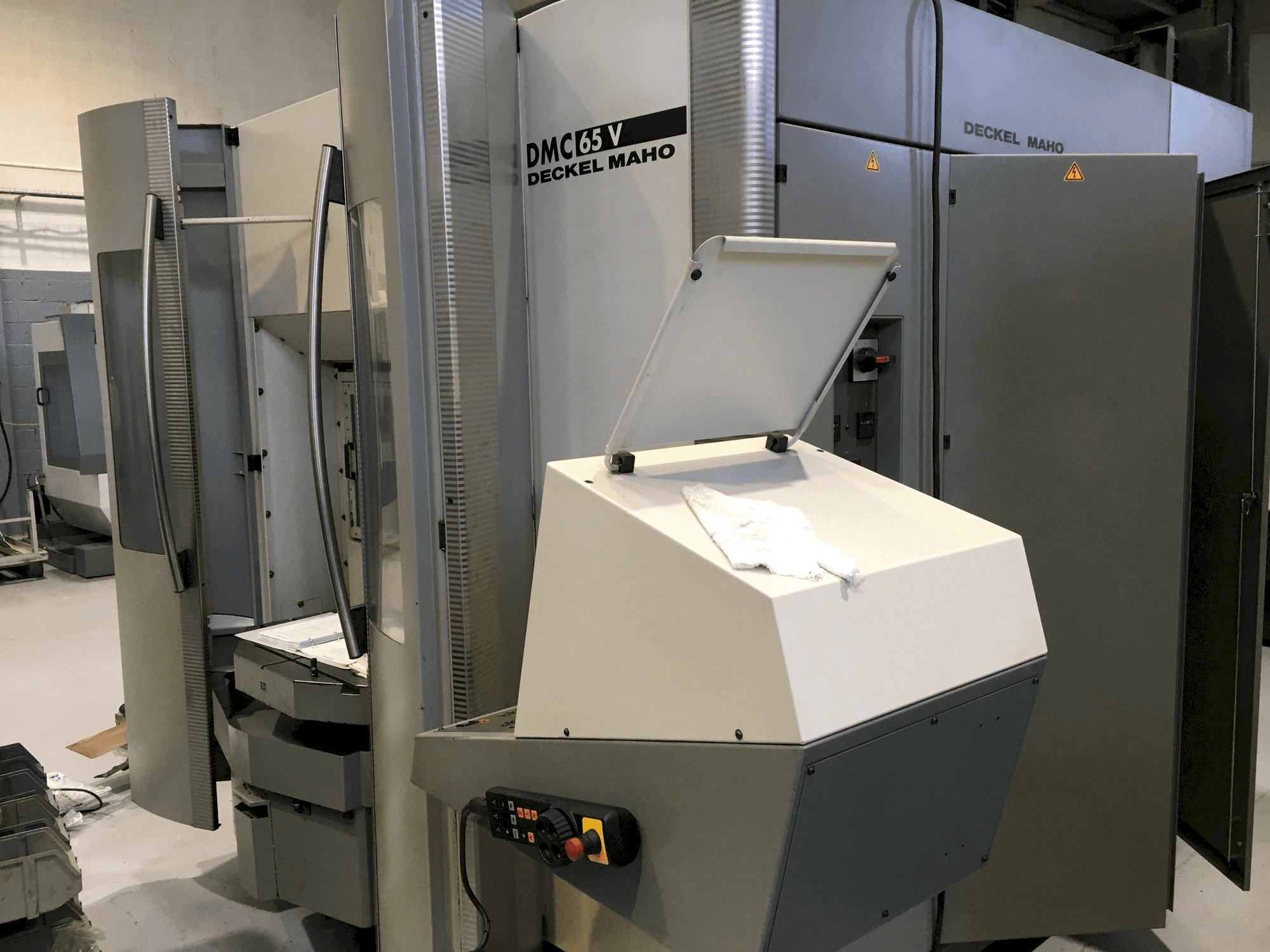 A DECKEL MAHO DMC 65V gép elölnézete
