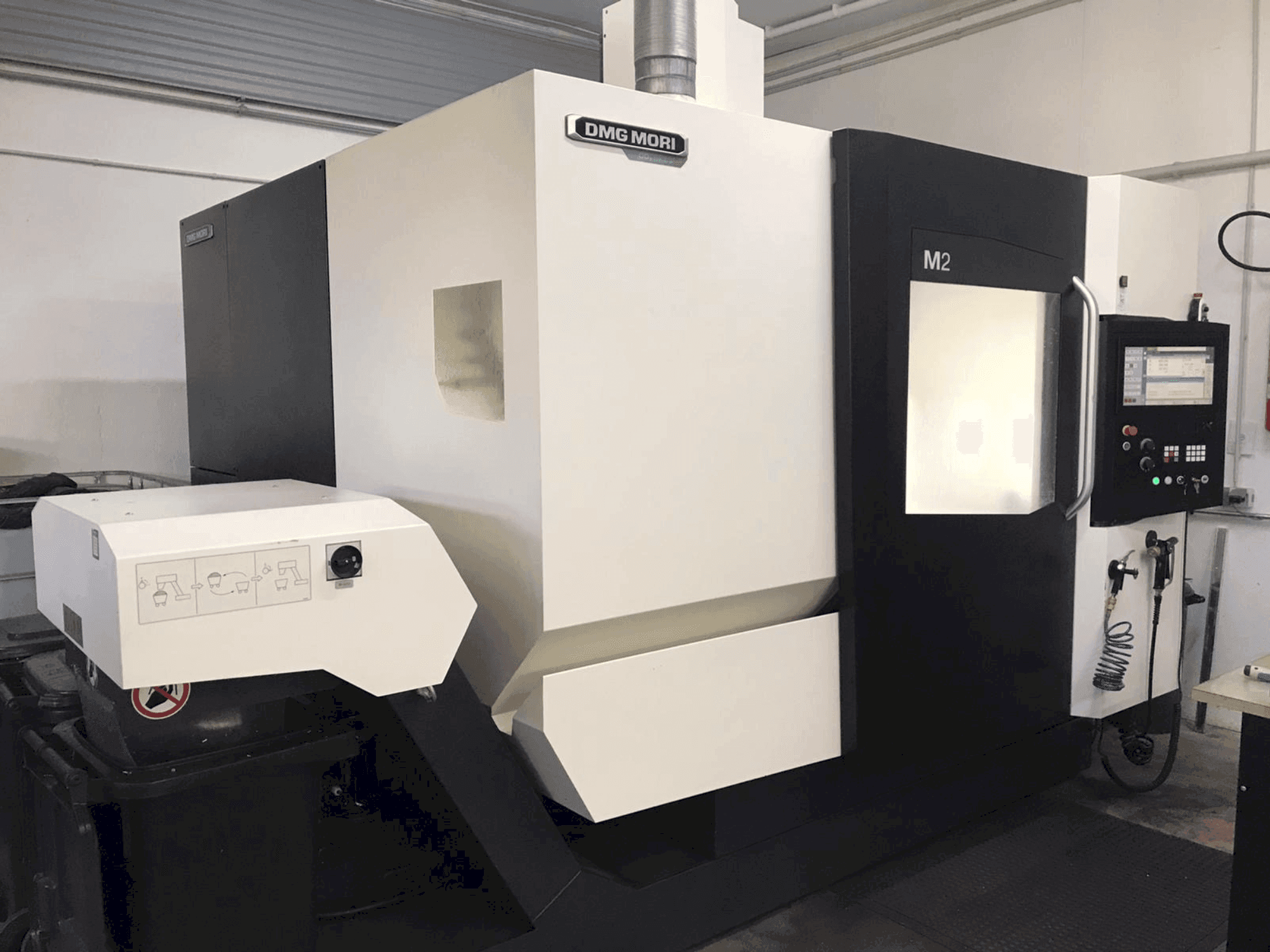 A DMG MORI M2 gép elölnézete