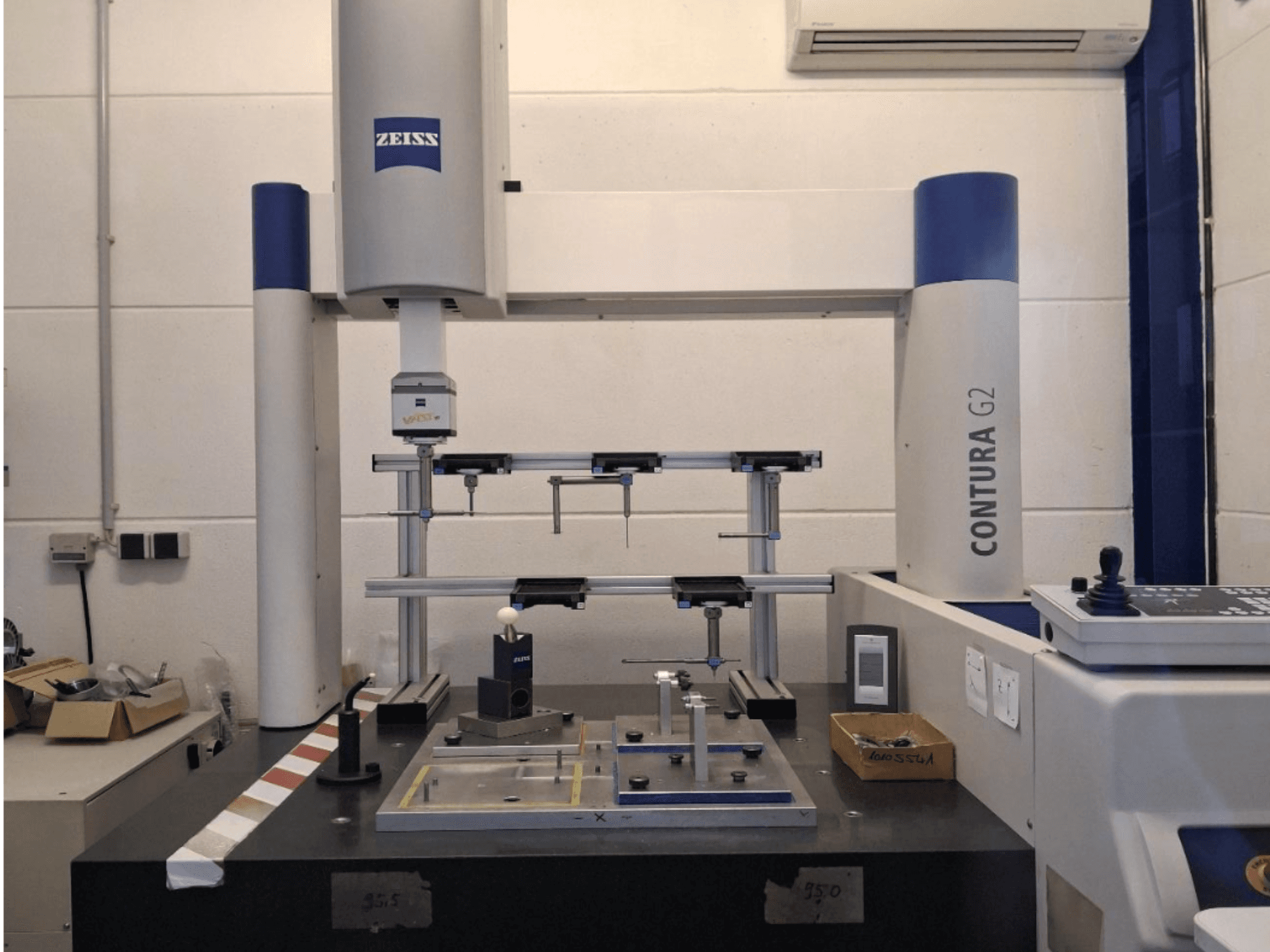 ZEISS Contura G2 CMM laboratóriumi környezetben, a mérőberendezés és a vezérlőpanel szemből történő bemutatása.
