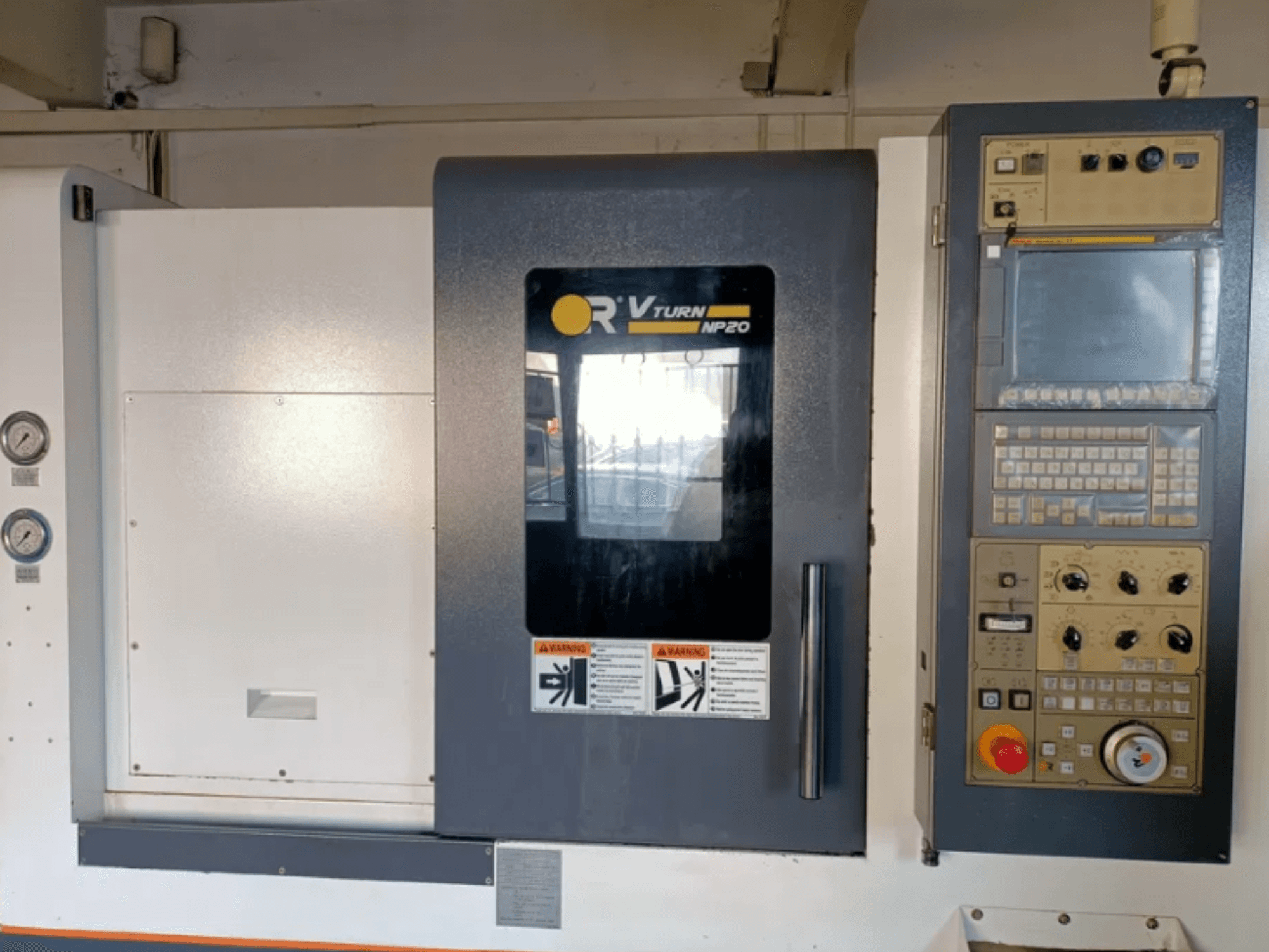 OR VTURN NP20 CNC-gép előlapja, a vezérlőpanel gombokkal, kijelzővel és az oldalsó műszerekkel.