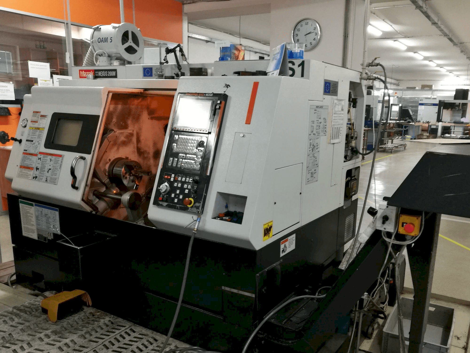 A Mazak QTN-200M gép elölnézete