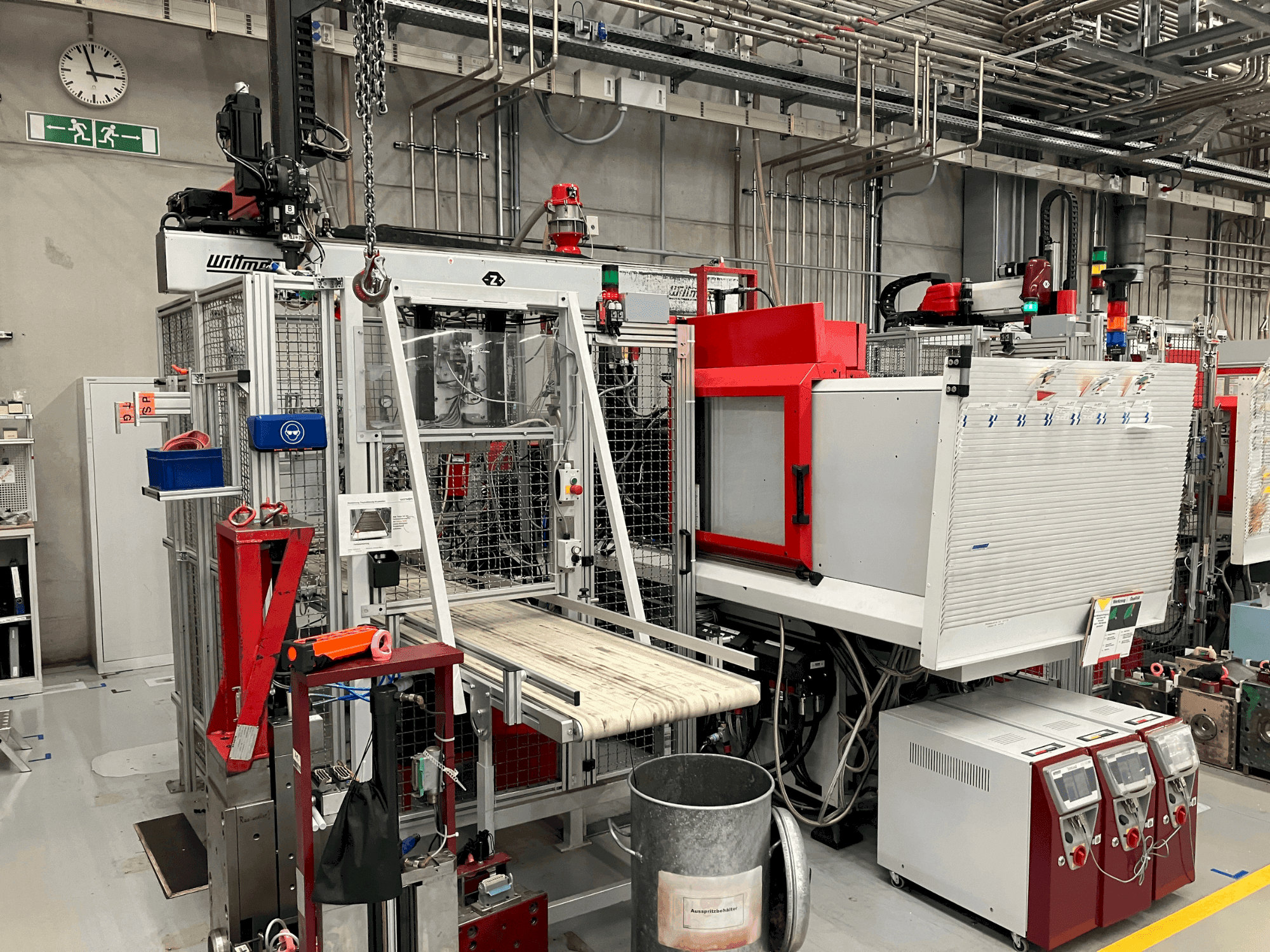 A Arburg Allrounder 420 S 800-350 gép elölnézete