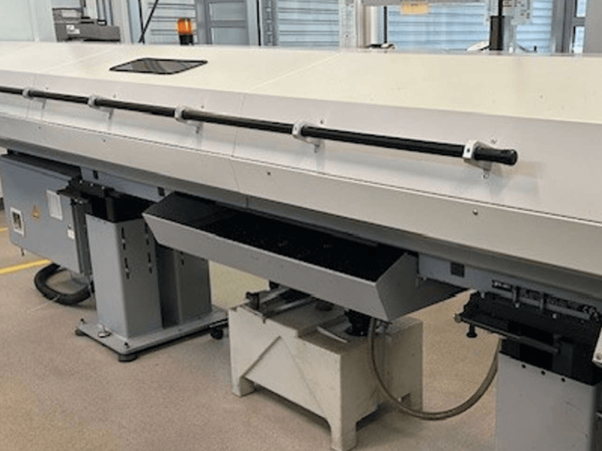 Az Index G 200 RATIO LINE esztergaközpont előlapja, amely a karcsú kialakítást és a funkcionális kezelőpanelt mutatja.