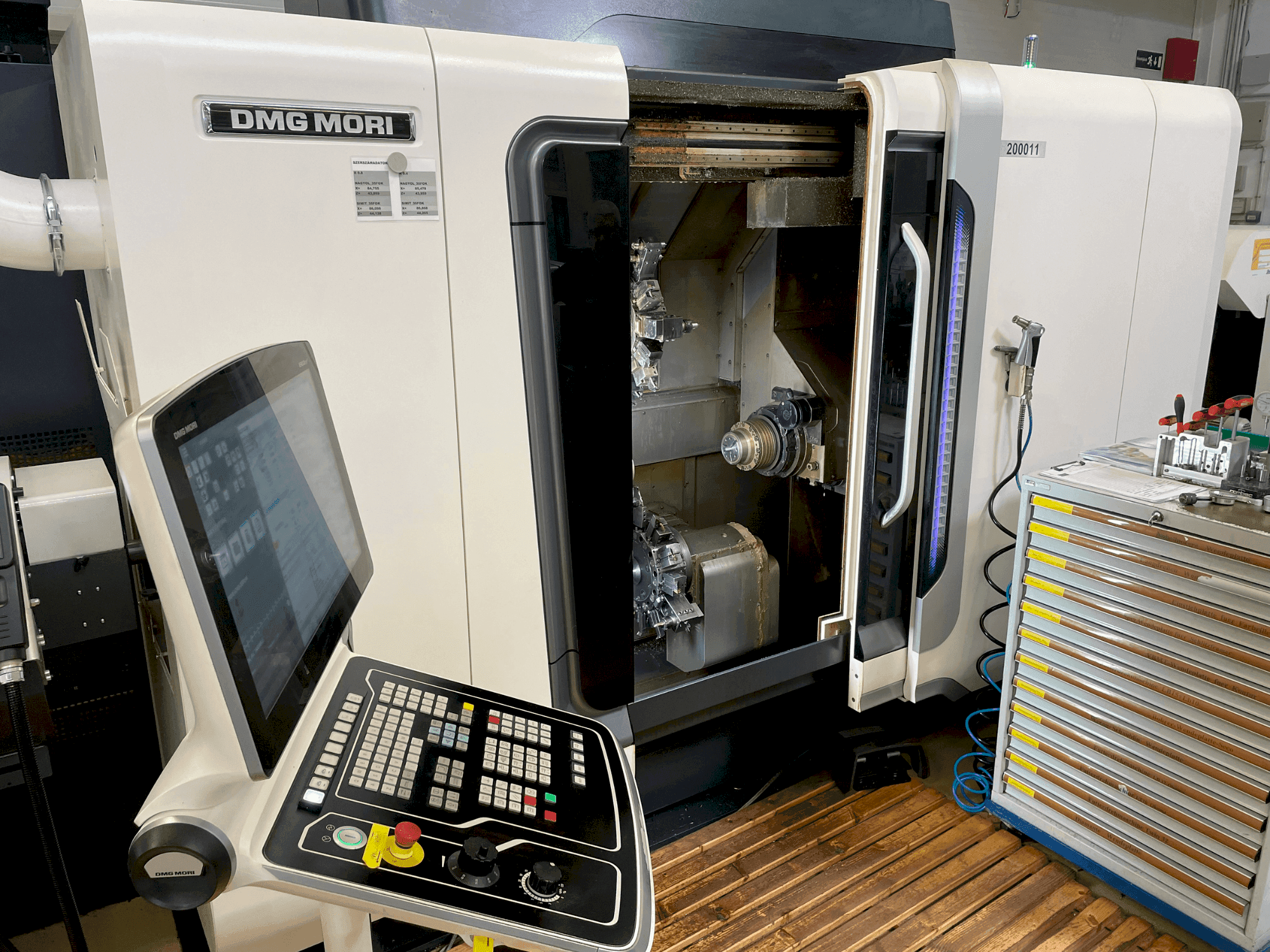 A DMG MORI Sprint 50 2T gép bal oldali nézete