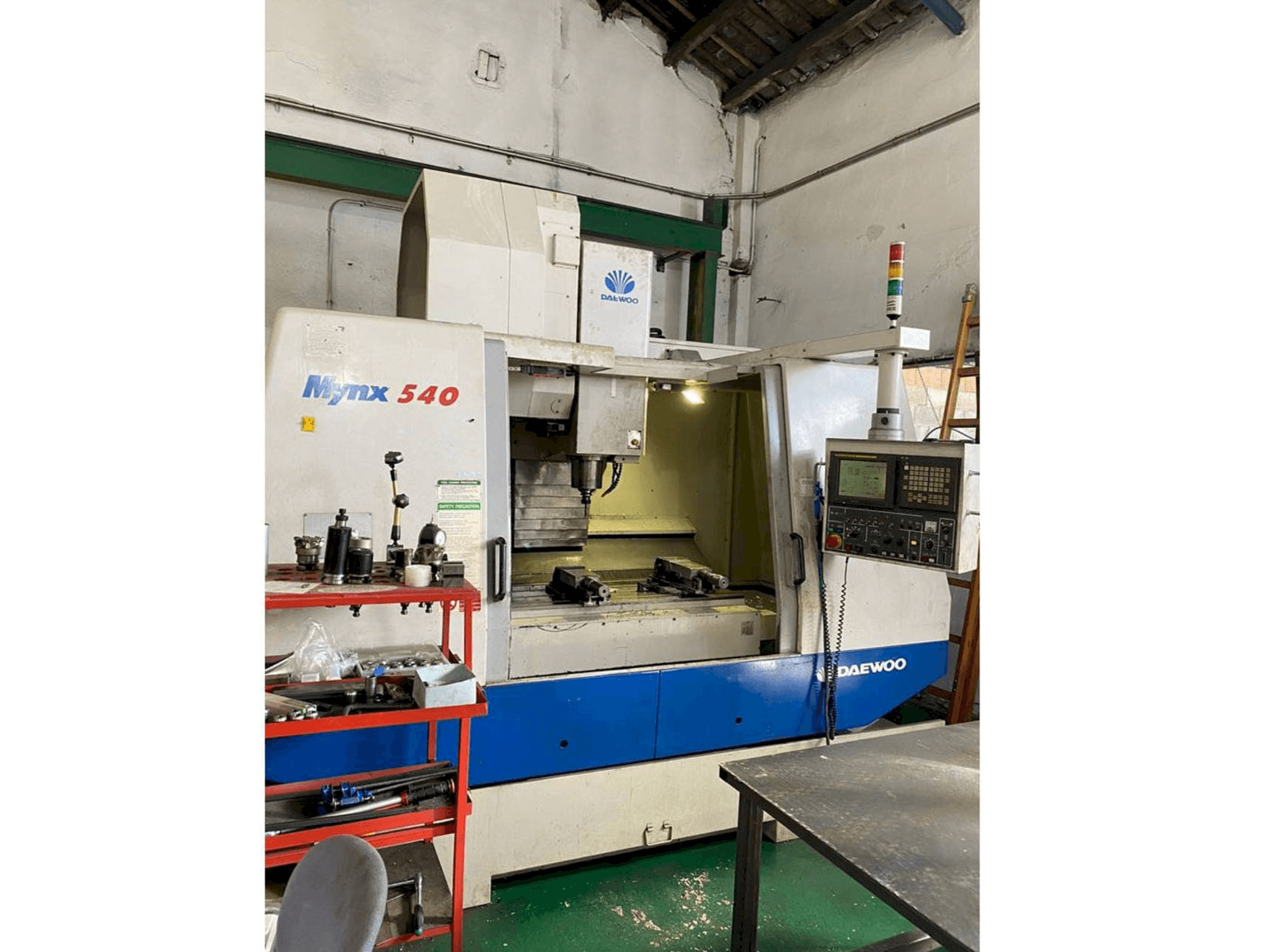 A DAEWOO Mynx 540 gép elölnézete