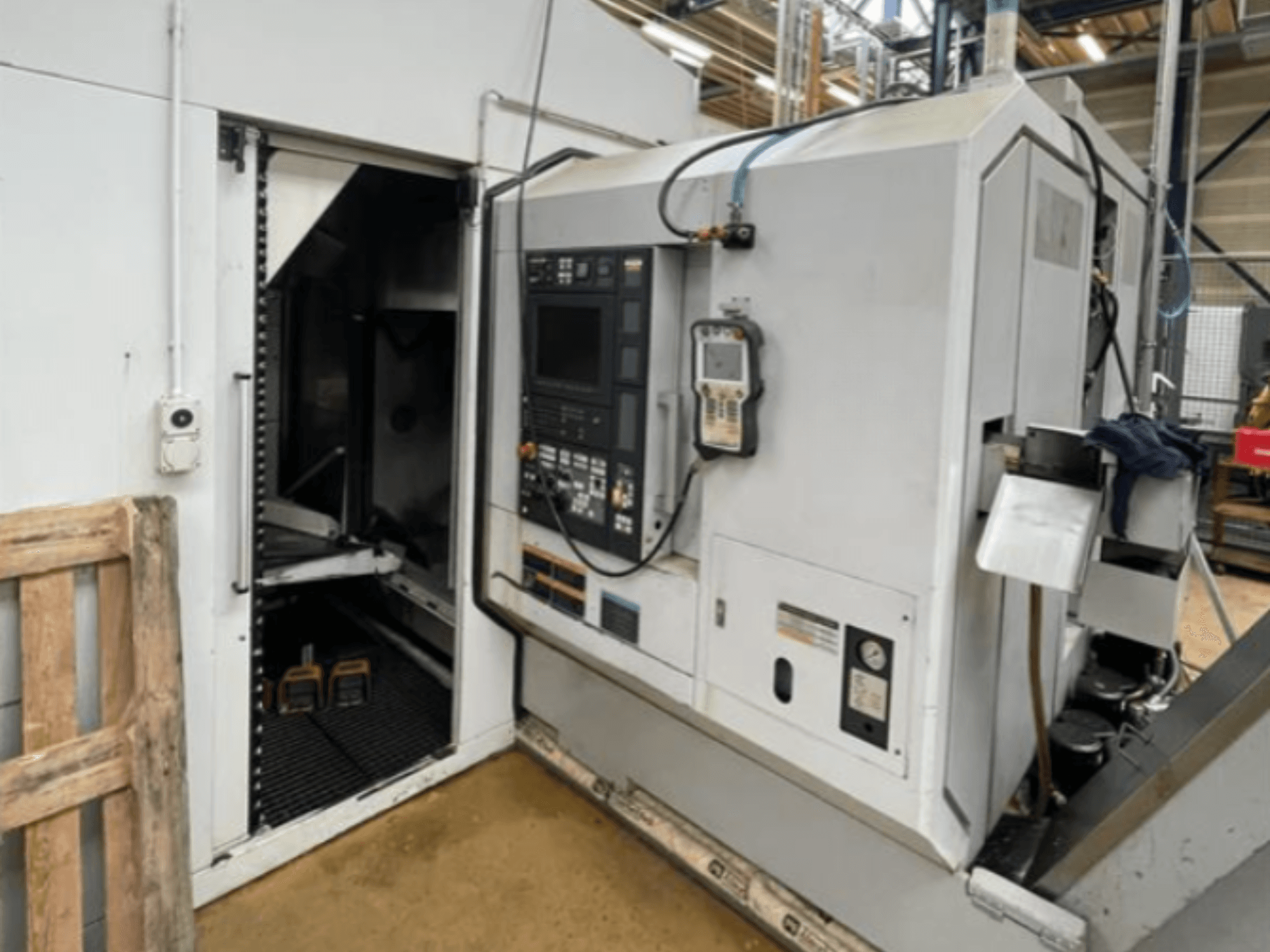 DMG Mori Seiki NZ2000T3Y2 vízszintes esztergagép, oldalnézet a vezérlőpanel és a gép belseje.