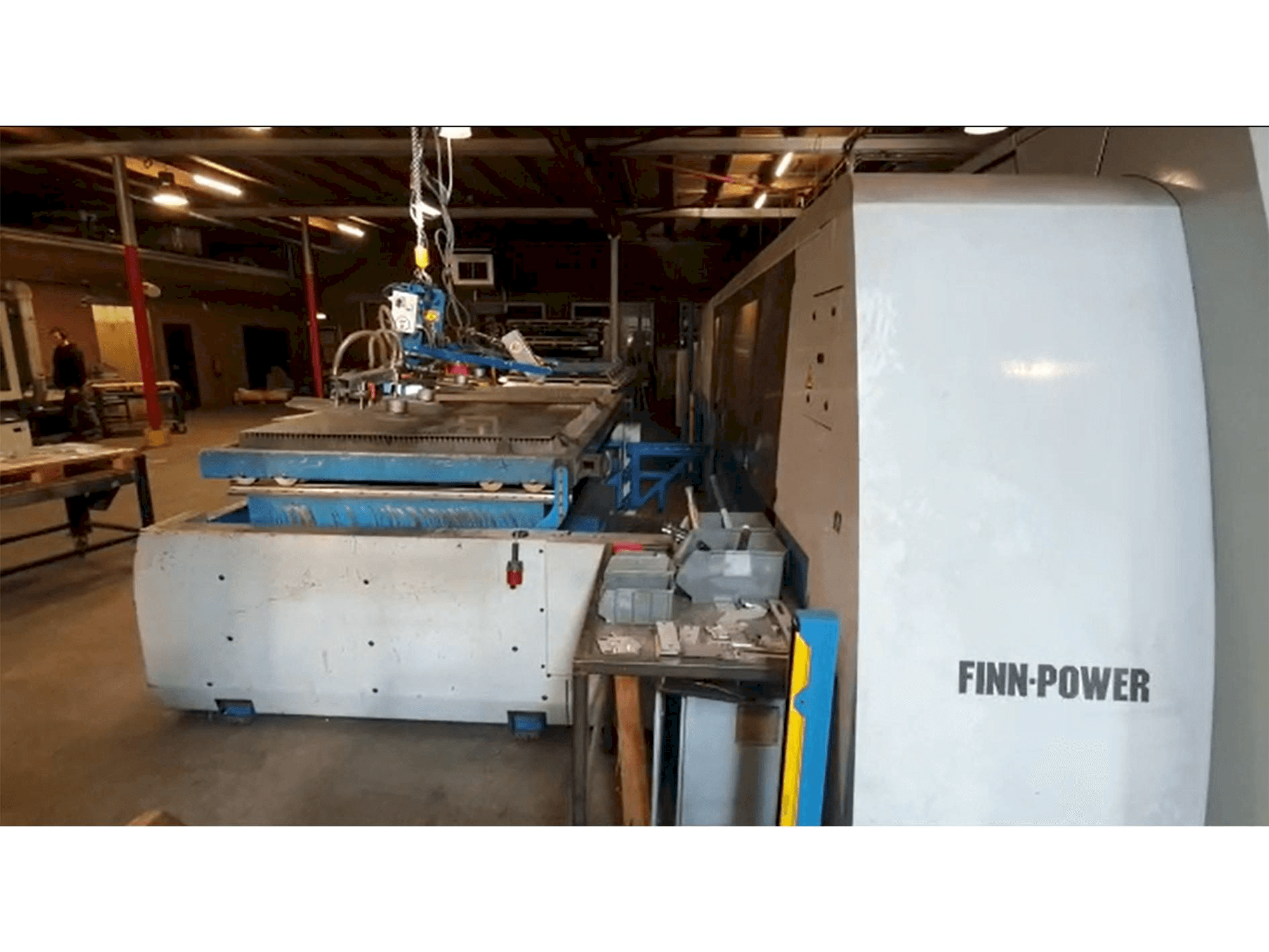 A Finn-Power L6 4kW CO2 gép elölnézete