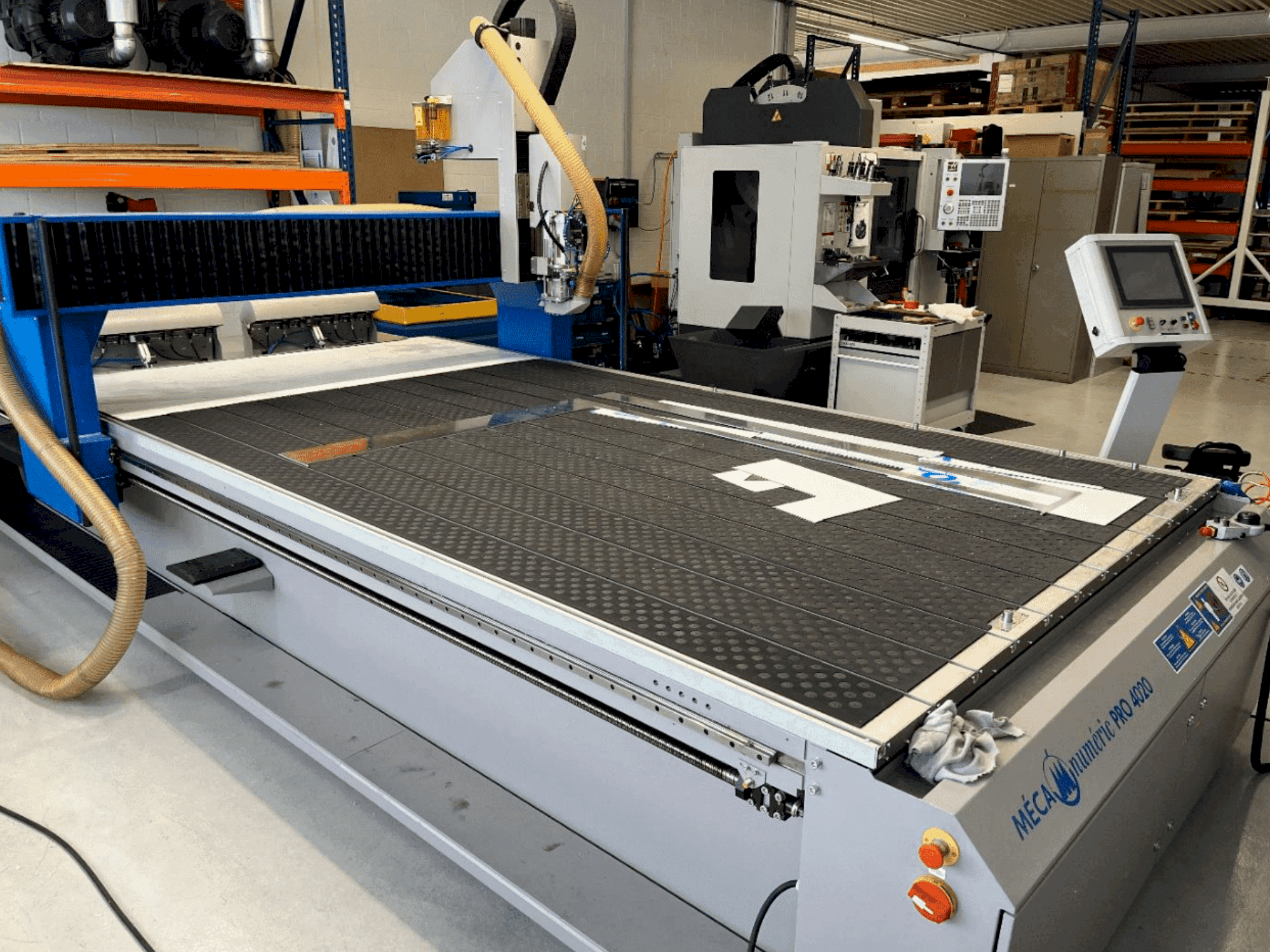 A MECANUMERIC MecaPro 4020 gép elölnézete