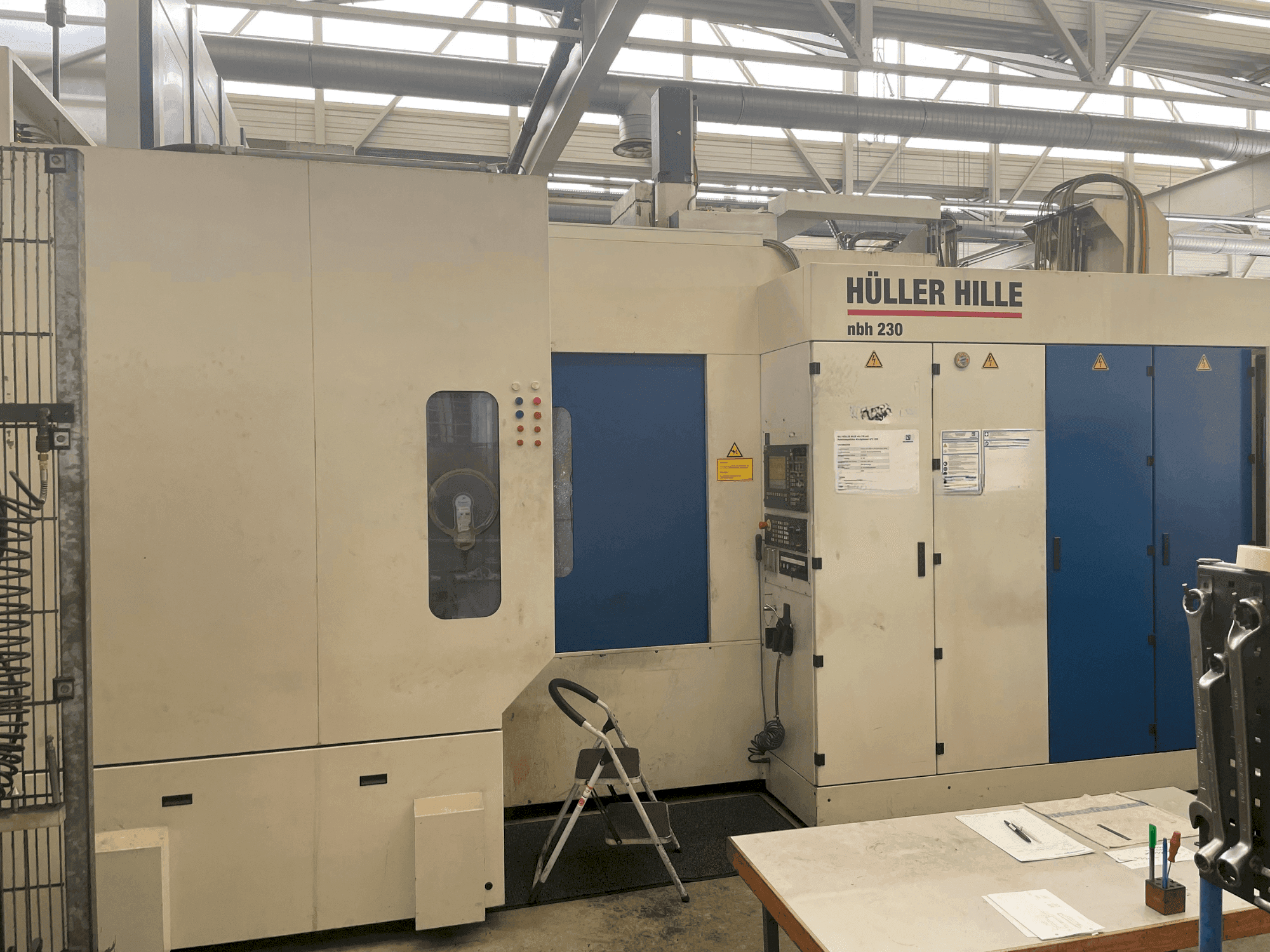 A HULLER HILLE NBH 230 gép elölnézete