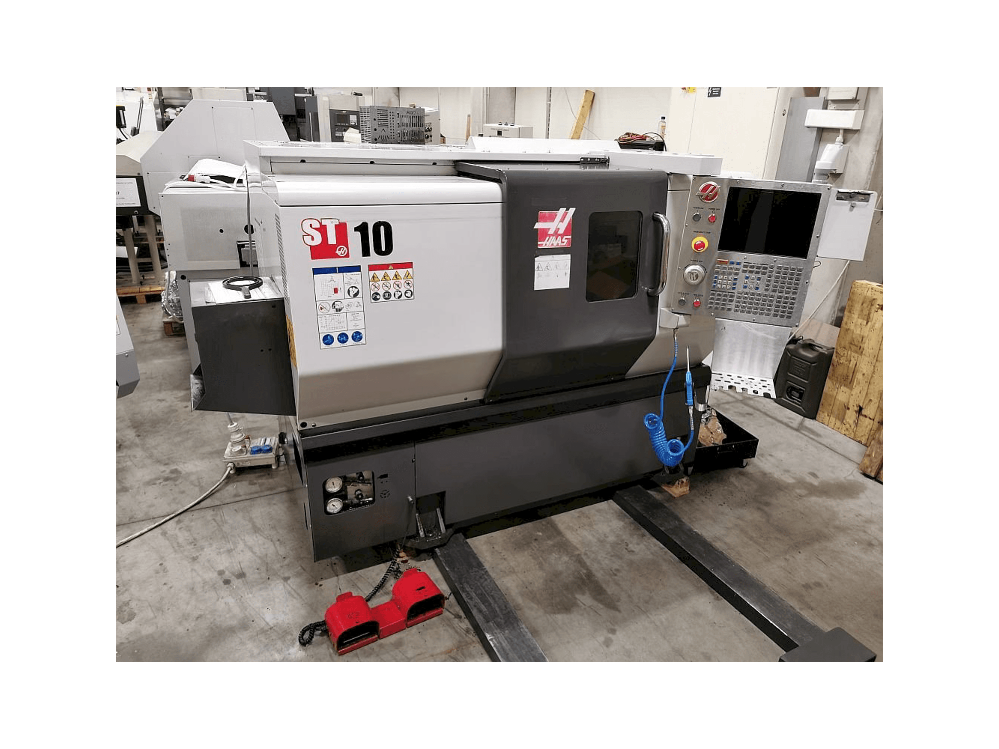 A HAAS ST 10 gép elölnézete