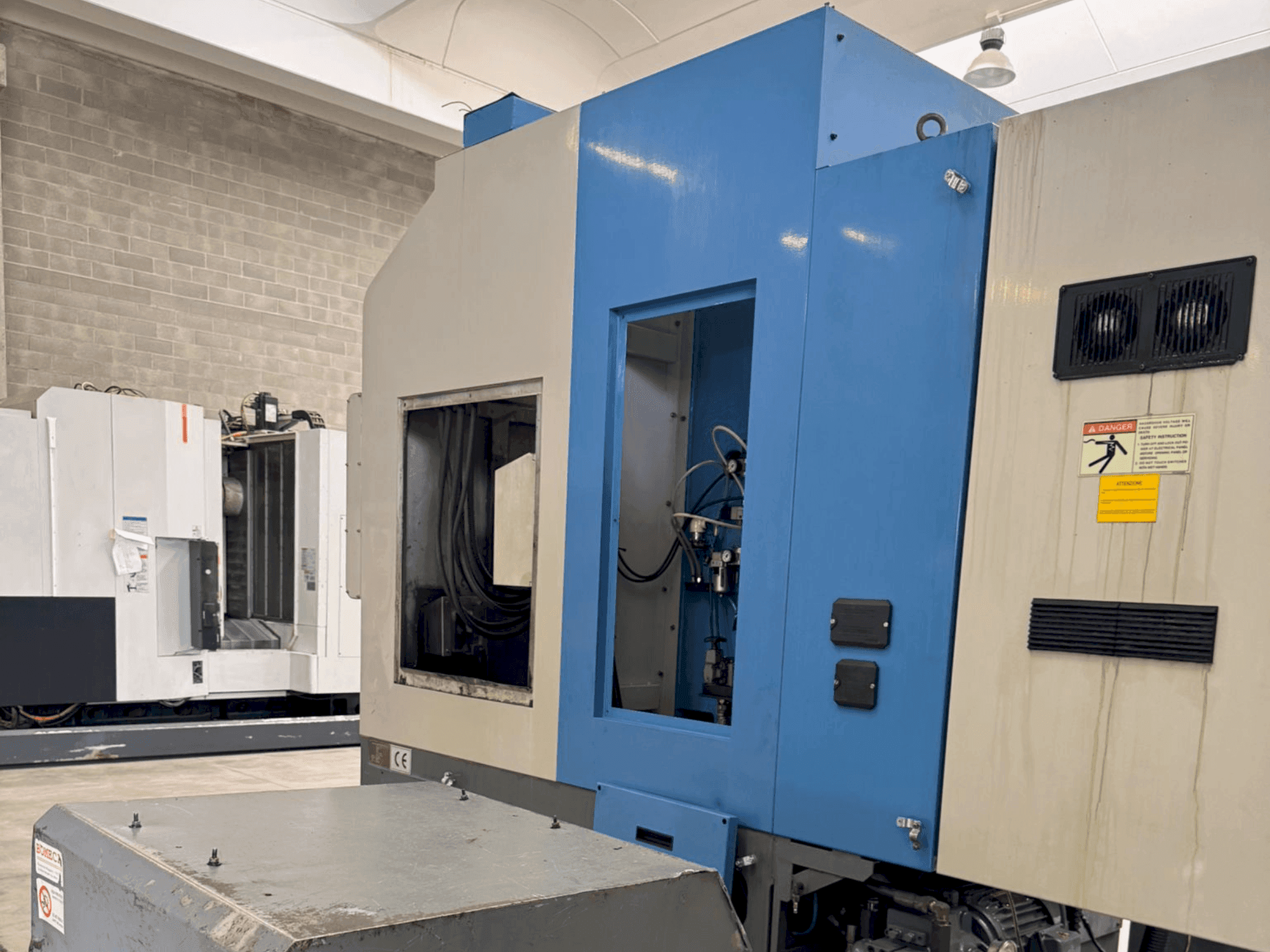 A HYUNDAI KIA Hyundai HiT V5R gép elölnézete