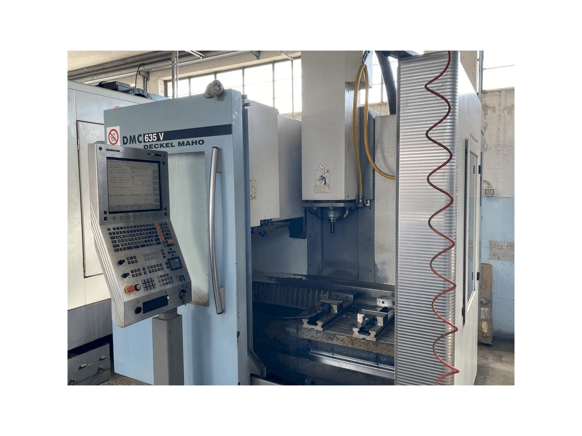 A DECKEL MAHO DMC 635V gép elölnézete