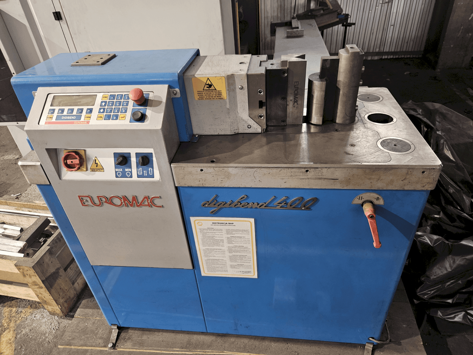 A Euromac DIGIBEND 400 CNC gép elölnézete