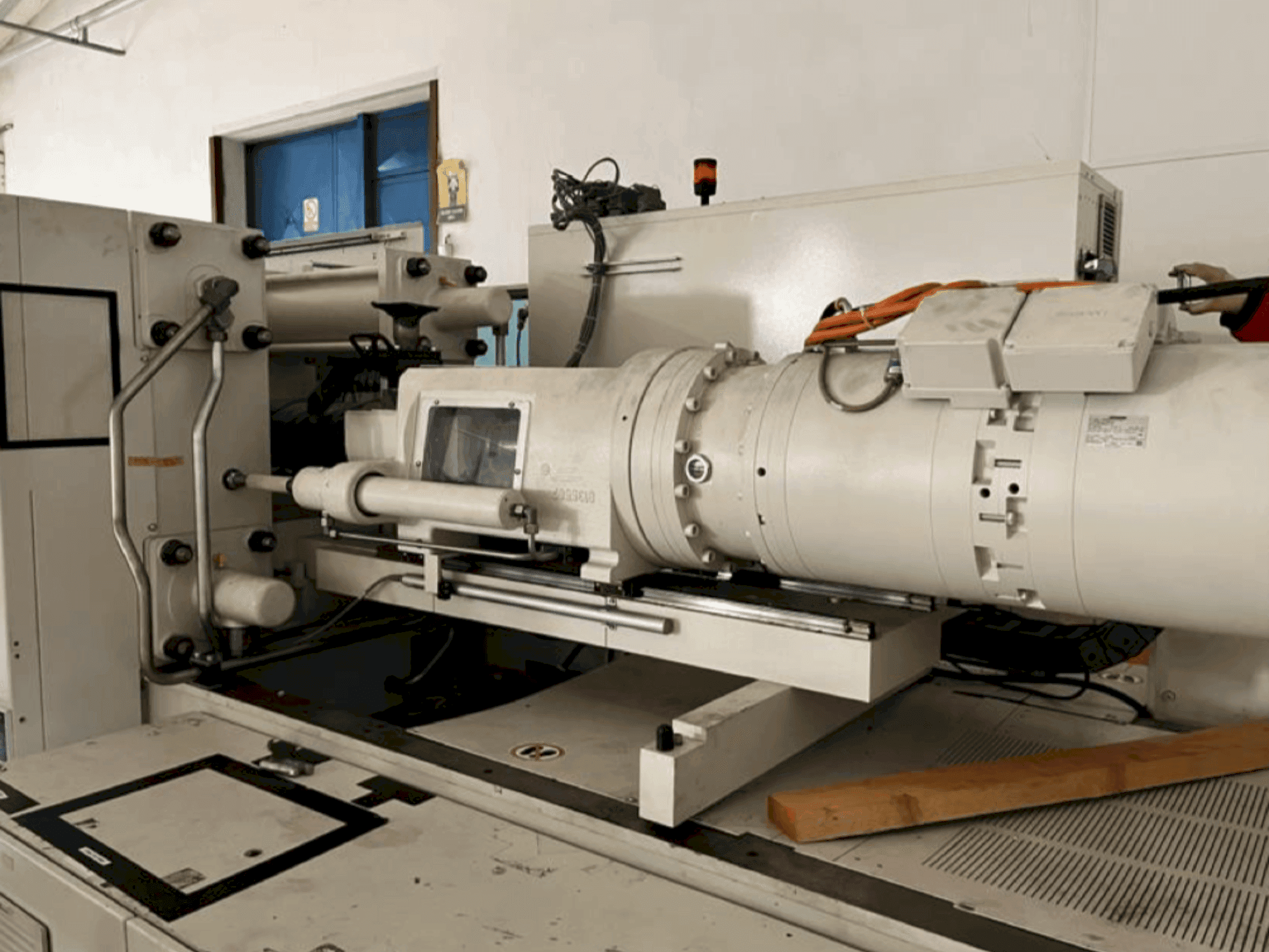 A Krauss Maffei 200-750 CX gép elölnézete