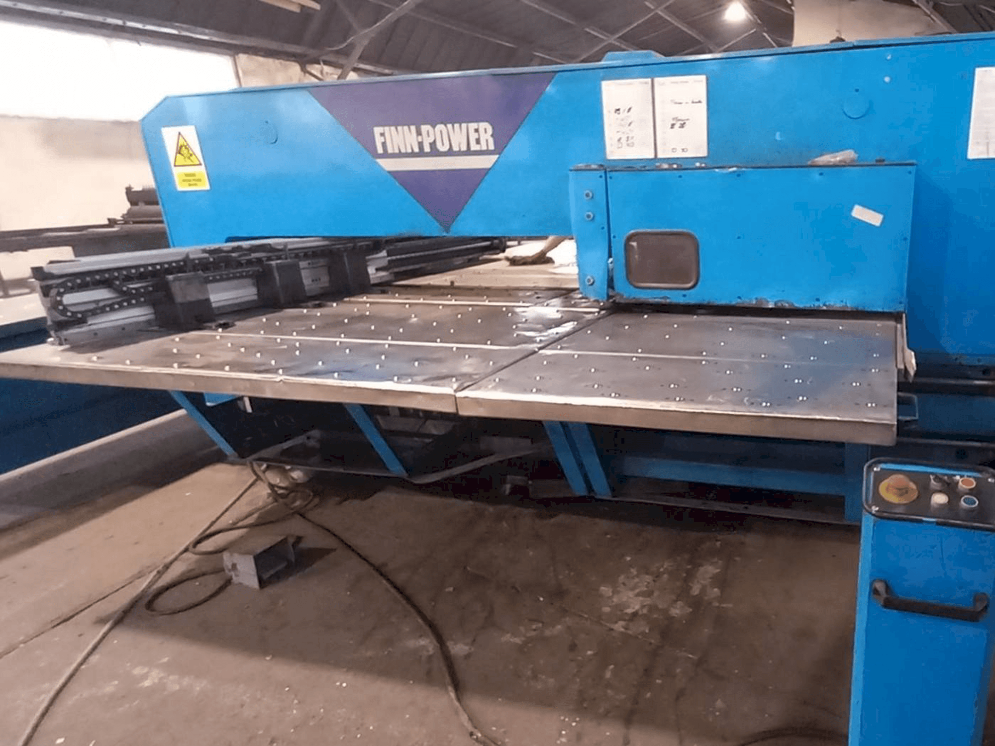 A Finn-Power TP2515I/21/AM gép elölnézete