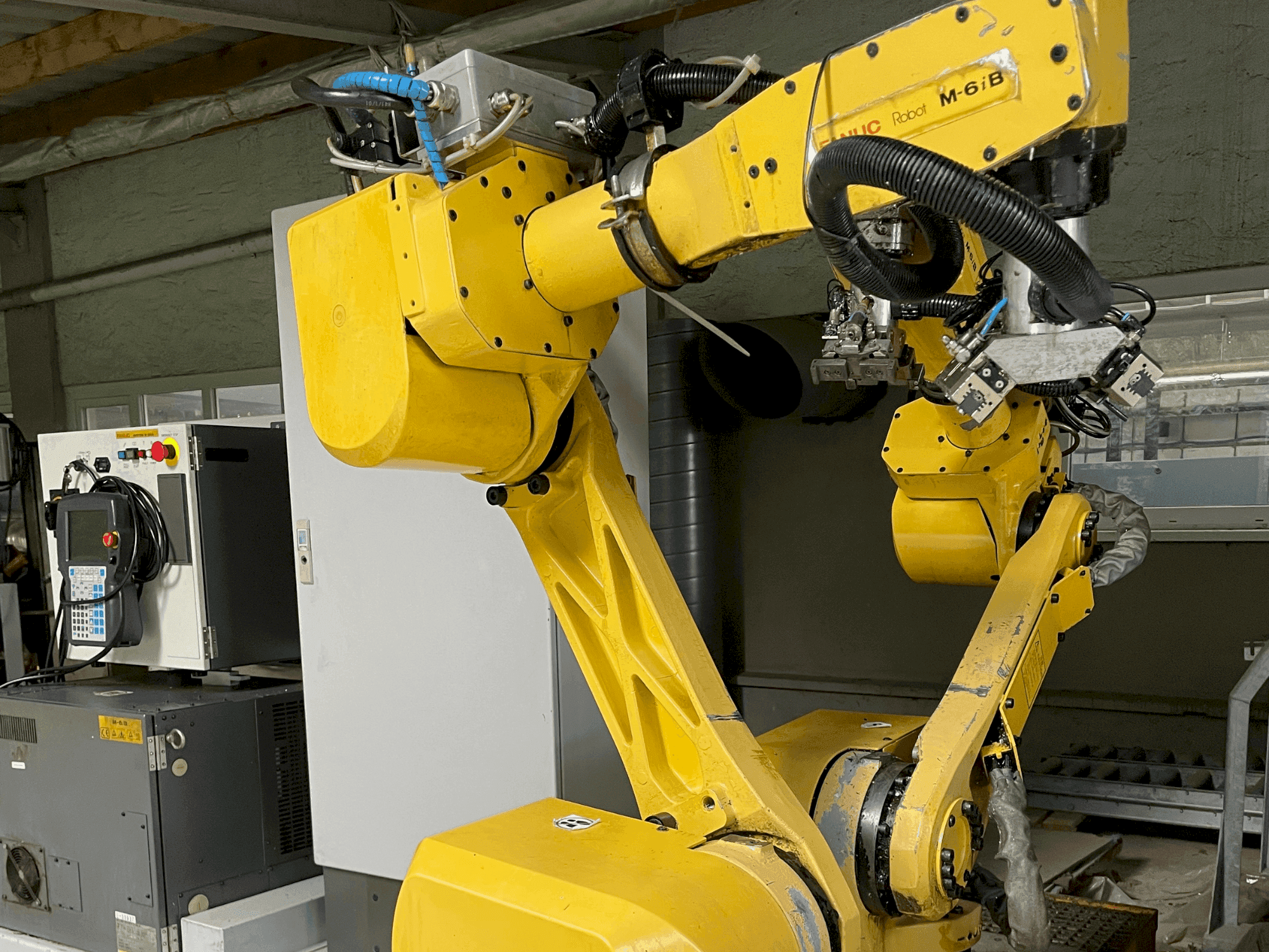 A FANUC M-6iB gép elölnézete