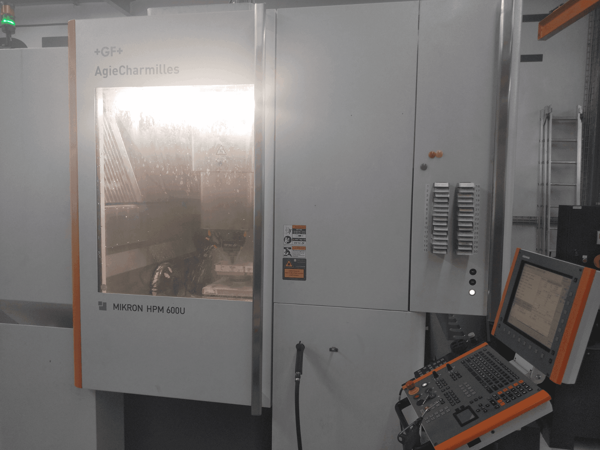 A MIKRON HPM 600U gép elölnézete