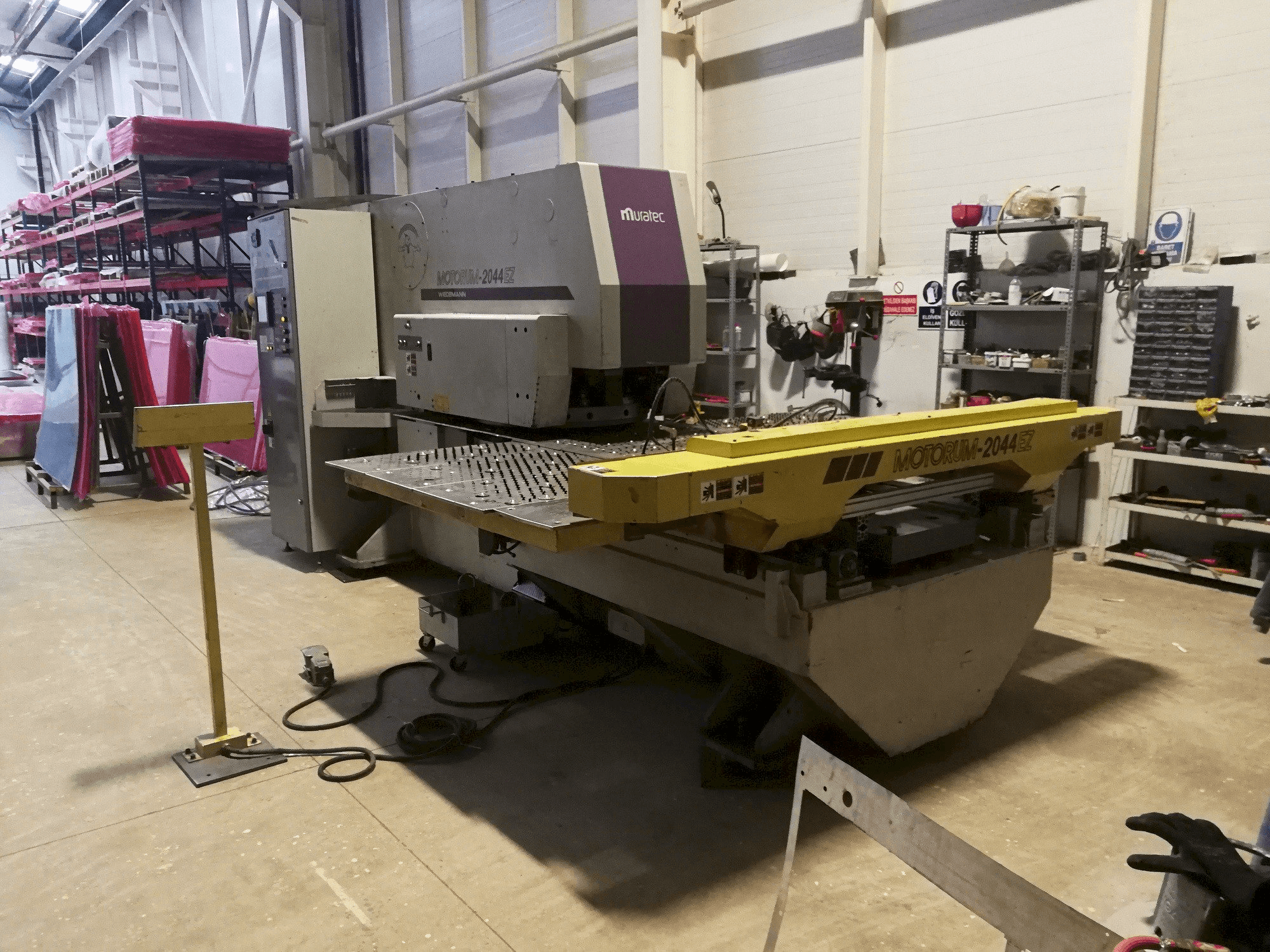 A Muratec Motorum 2044 EZ gép oldalnézete