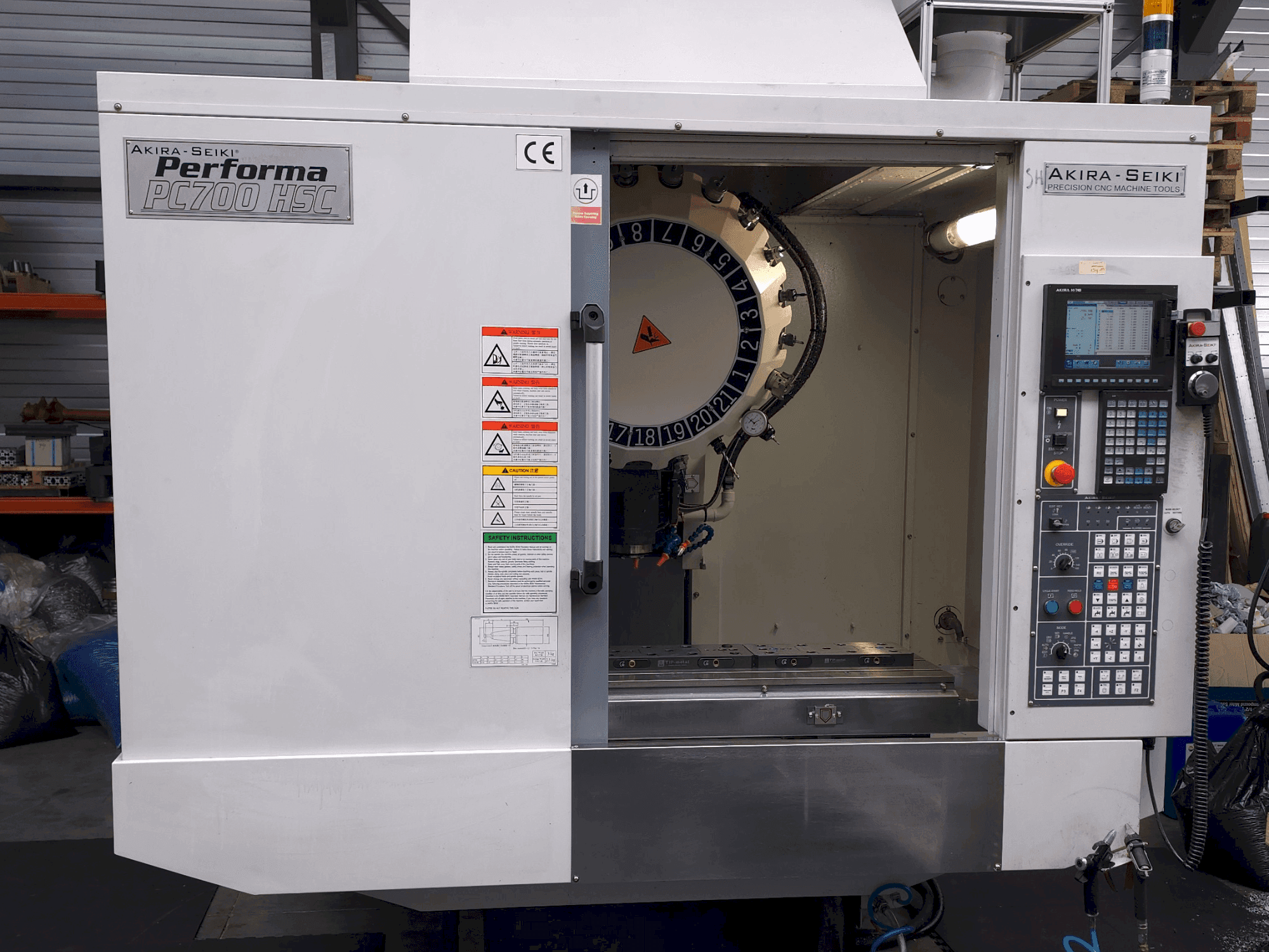 A Akira Seiki PC700HSC gép elölnézete
