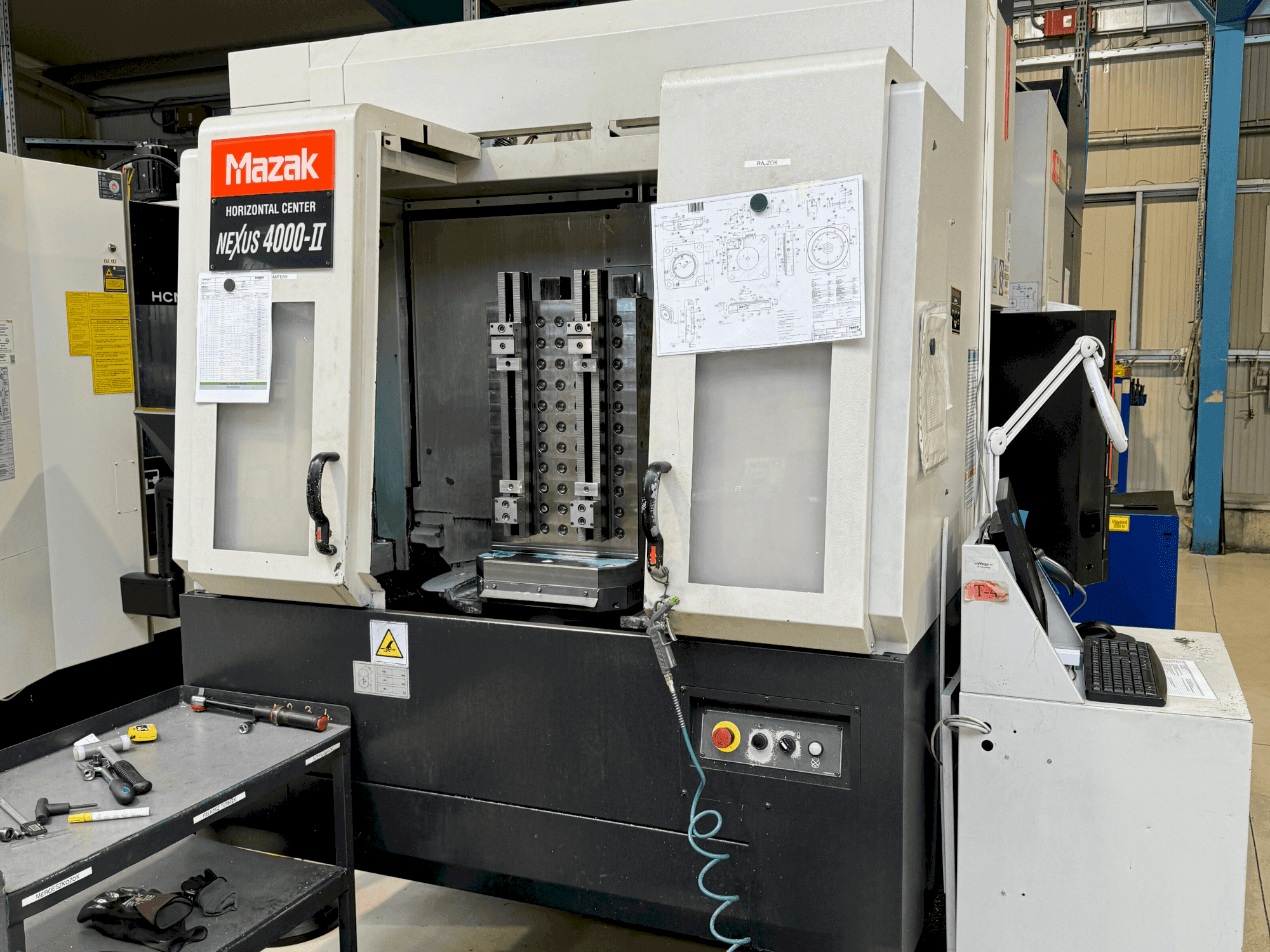 A Mazak HCN 4000 II gép elölnézete