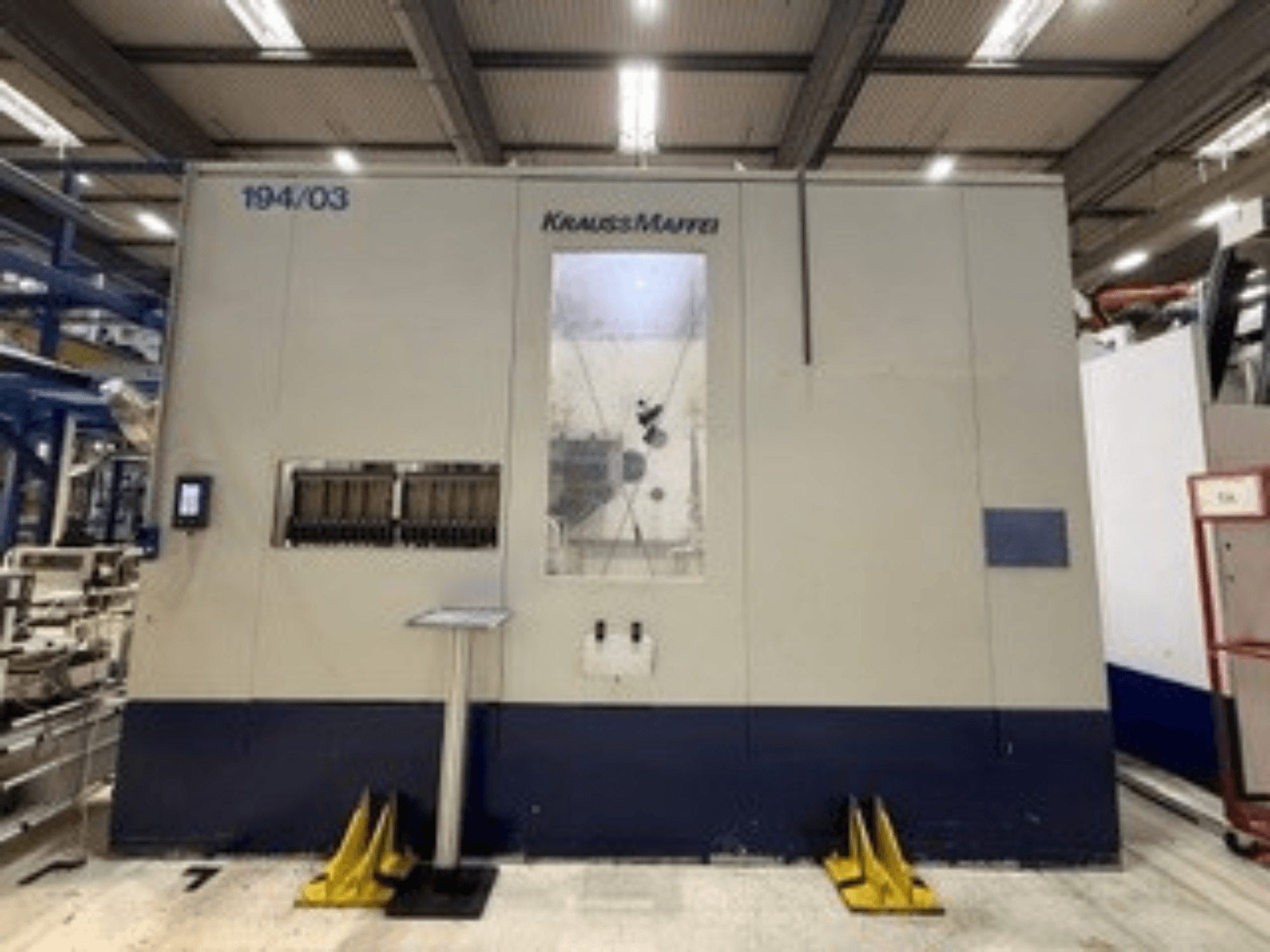 A Krauss Maffei 4000-24500 MC hidraulikus fröccsöntőgép elölnézete, a vezérlőpanellel és a kezelőelemekkel.