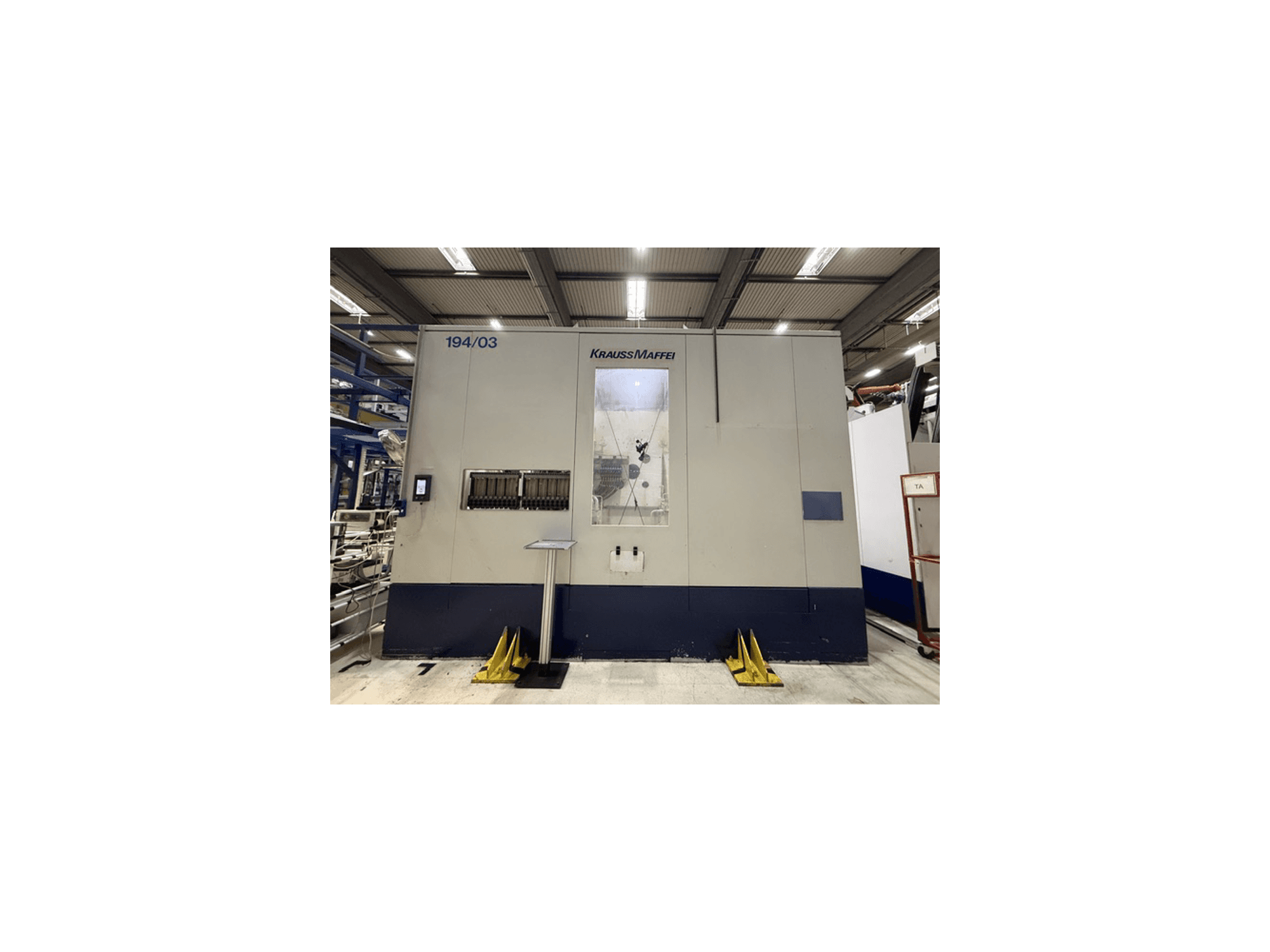 Krauss Maffei 4000-24500 MC hidraulikus fröccsöntőgép, elölnézet a vezérlőpanellel és a kezelőterülettel.