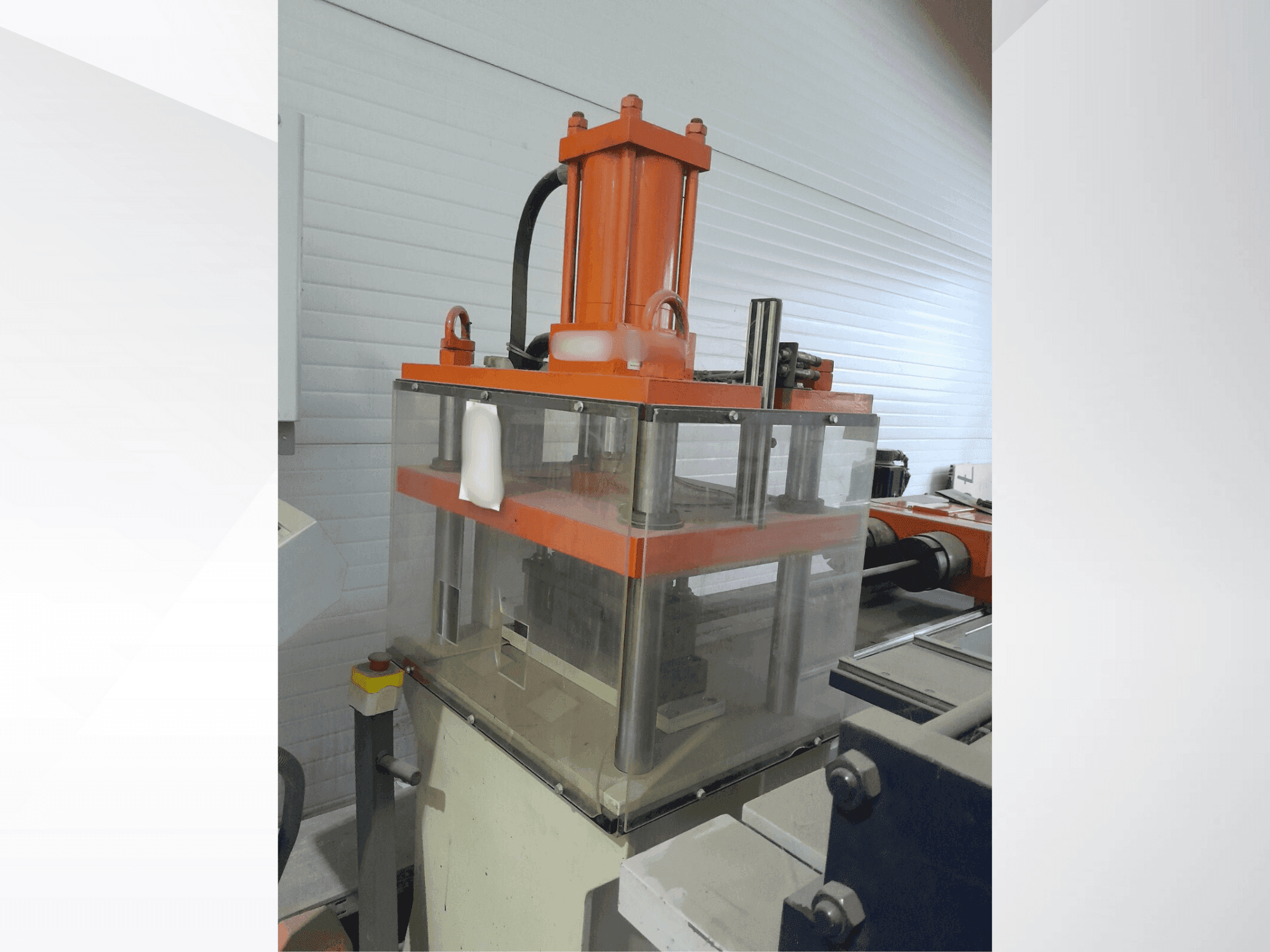 A UZMA MAKINA PDM 30 gép elölnézete