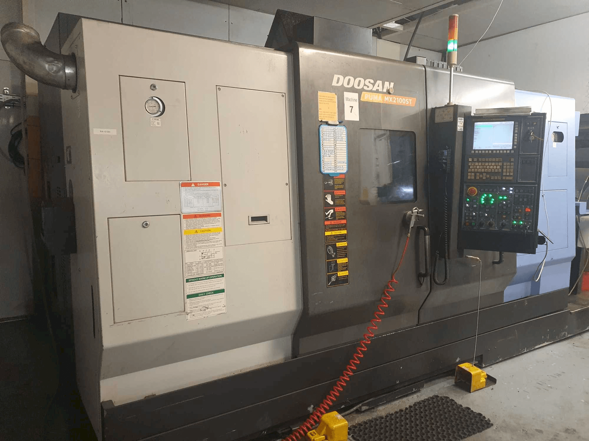 A Doosan Puma MX2100ST gép elölnézete