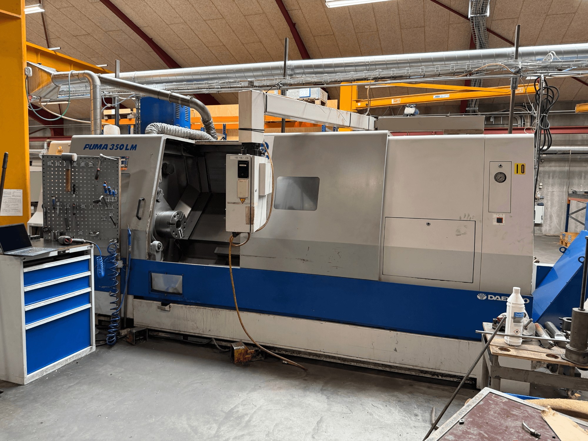 DAEWOO Puma 350 LMA vízszintes eszterga, oldalnézet, amelyen látható a vezérlőpanel és a szerszámokkal ellátott munkaterület.