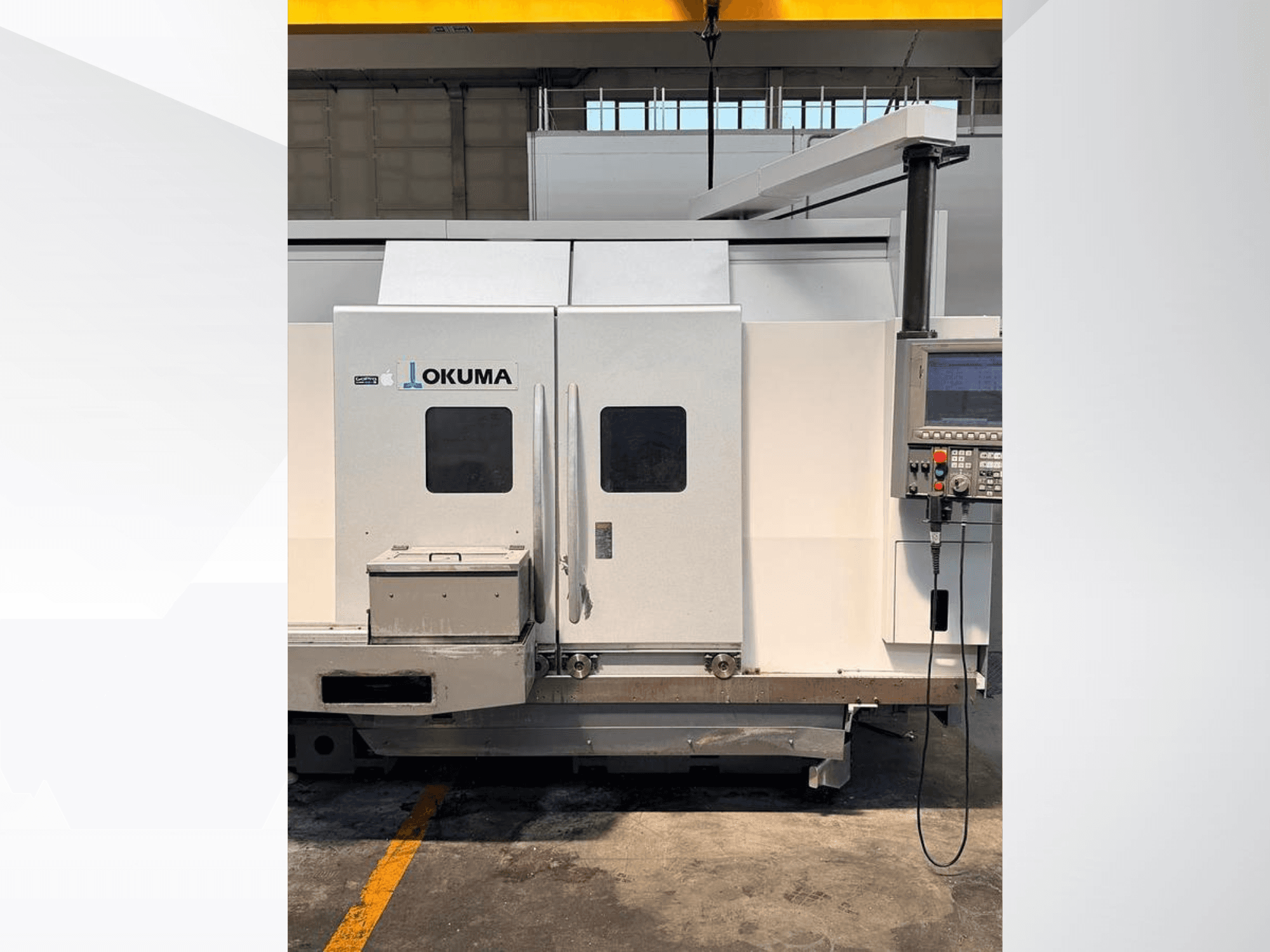 Okuma LB 3000 EX MYW 800 vízszintes eszterga, oldalnézet, amelyen látható a vezérlőpanel és a nyílászárók.