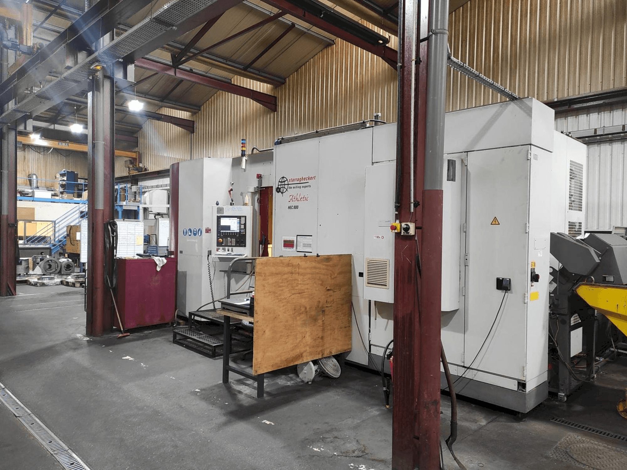 A Starrag HEC 800 - 5 AXES gép elölnézete