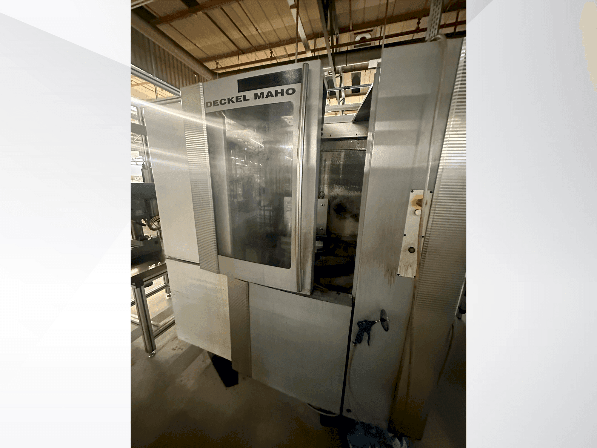 A DECKEL MAHO DMC 50H gép elölnézete