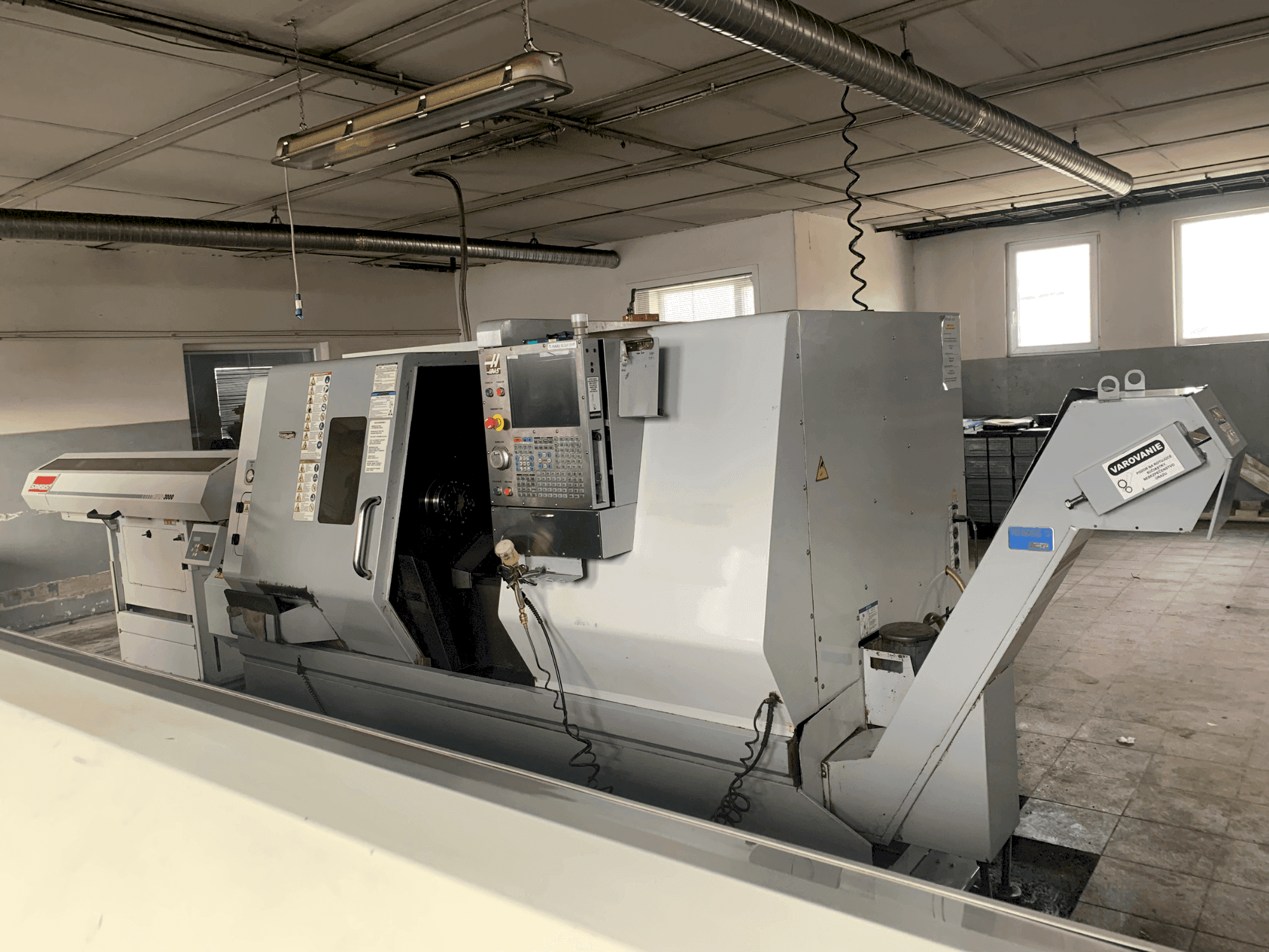 A HAAS SL-30TBHE gép elölnézete