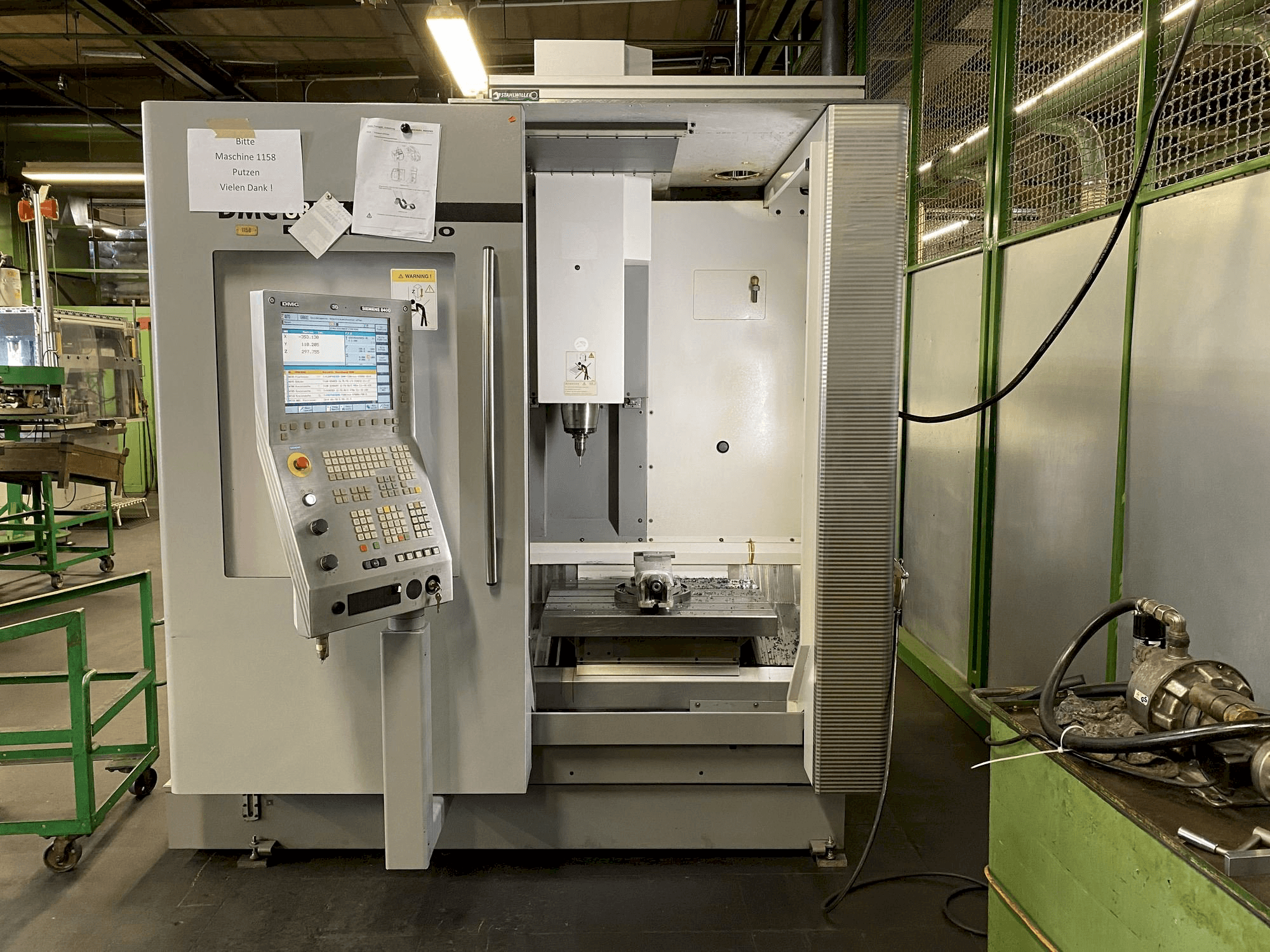 A DECKEL MAHO DMC 635V gép elölnézete