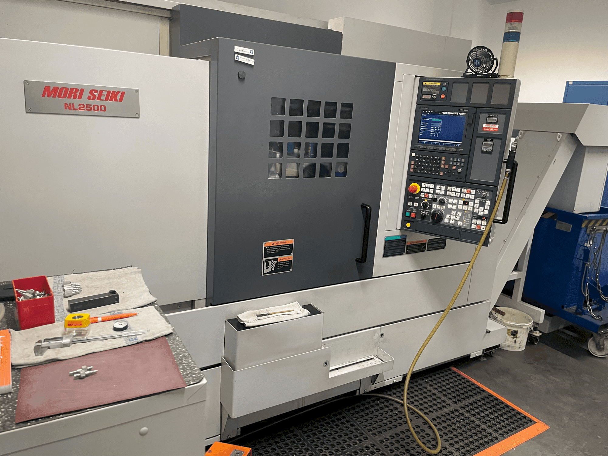 A MORI SEIKI NL2500Y/700 gép elölnézete