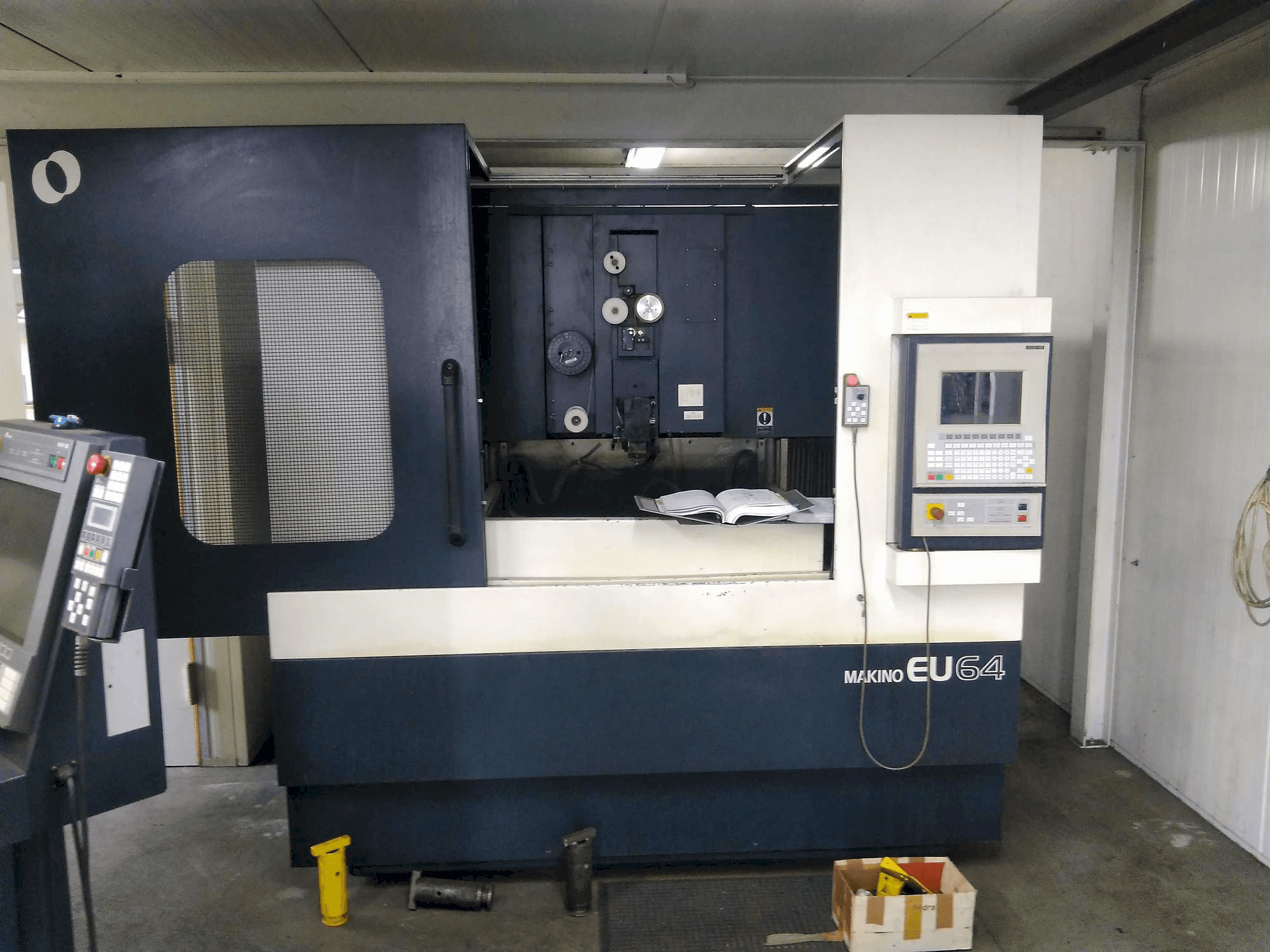 A Makino EU64 gép elölnézete