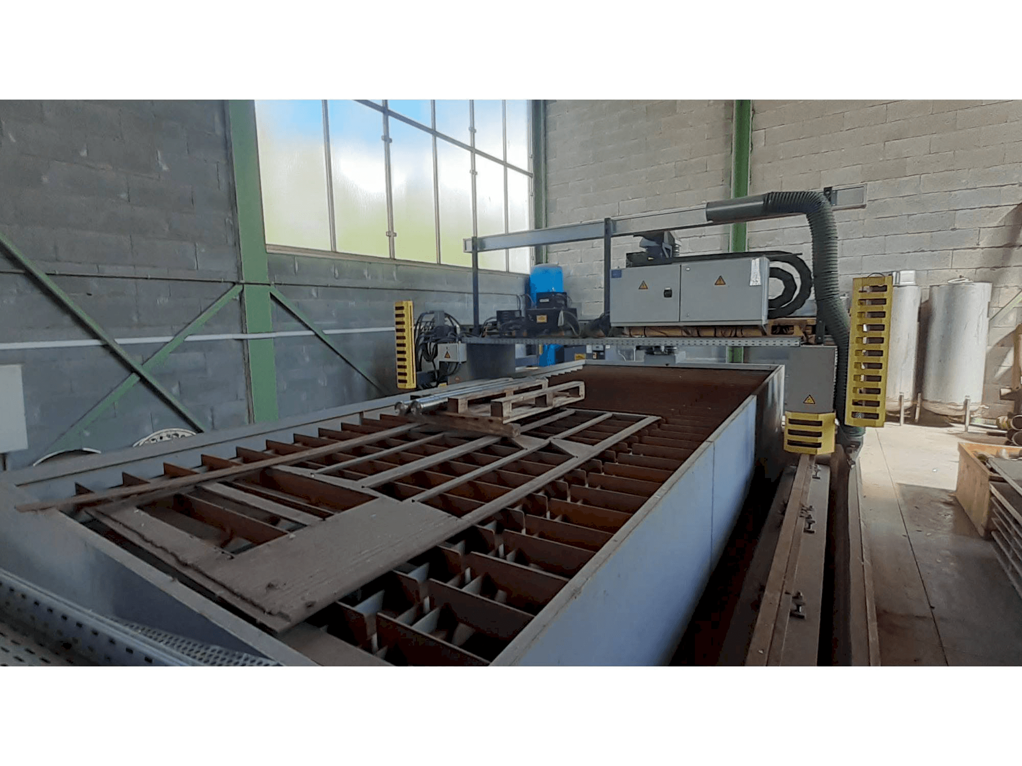 A ESAB Suprarex SXE-HD 3500 gép oldalnézete