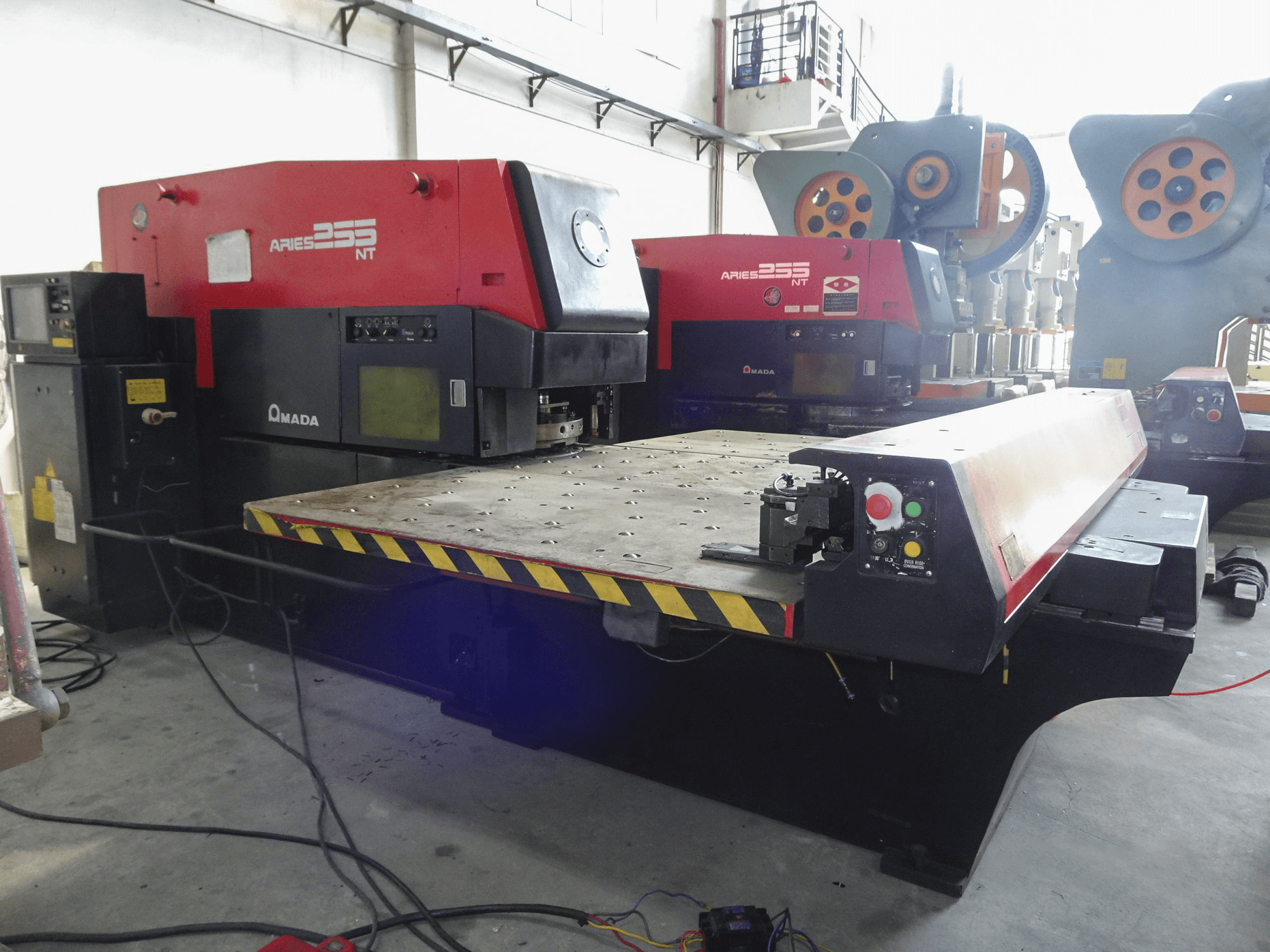 A AMADA ARIES 255NT gép jobb nézete