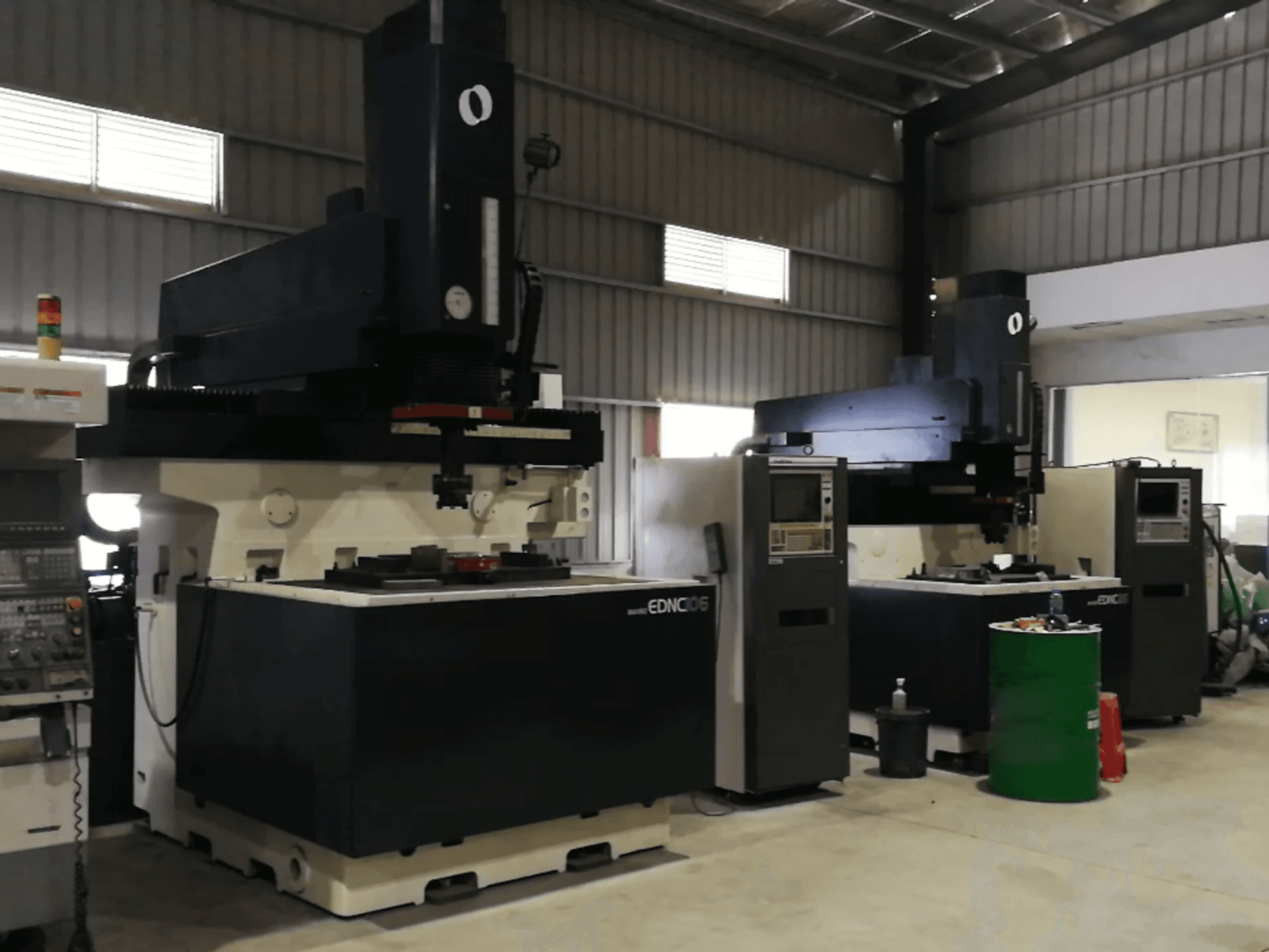 A Makino EDNC106 gép jobb nézete