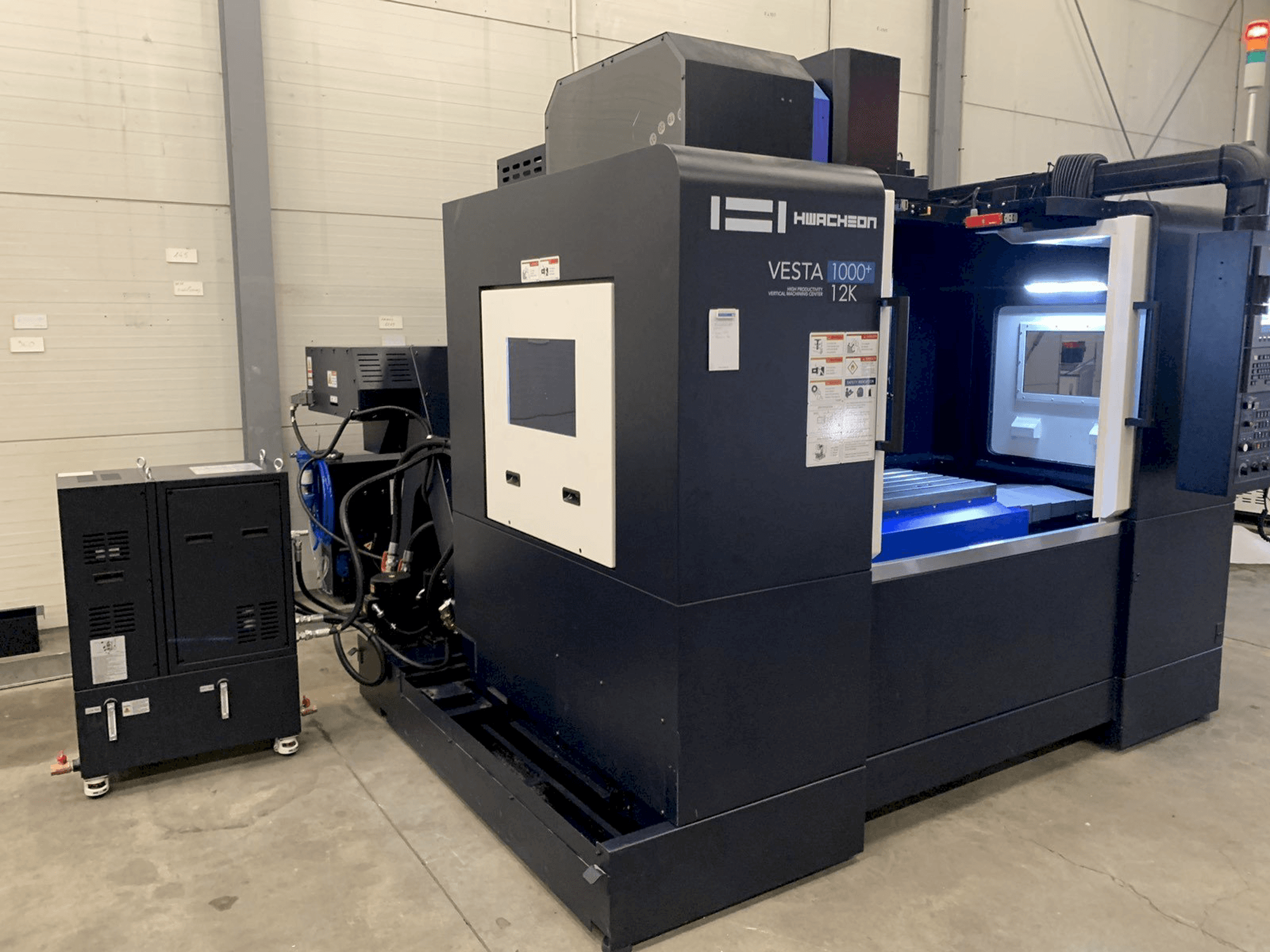 A HWACHEON VESTA-1000+ gép elölnézete