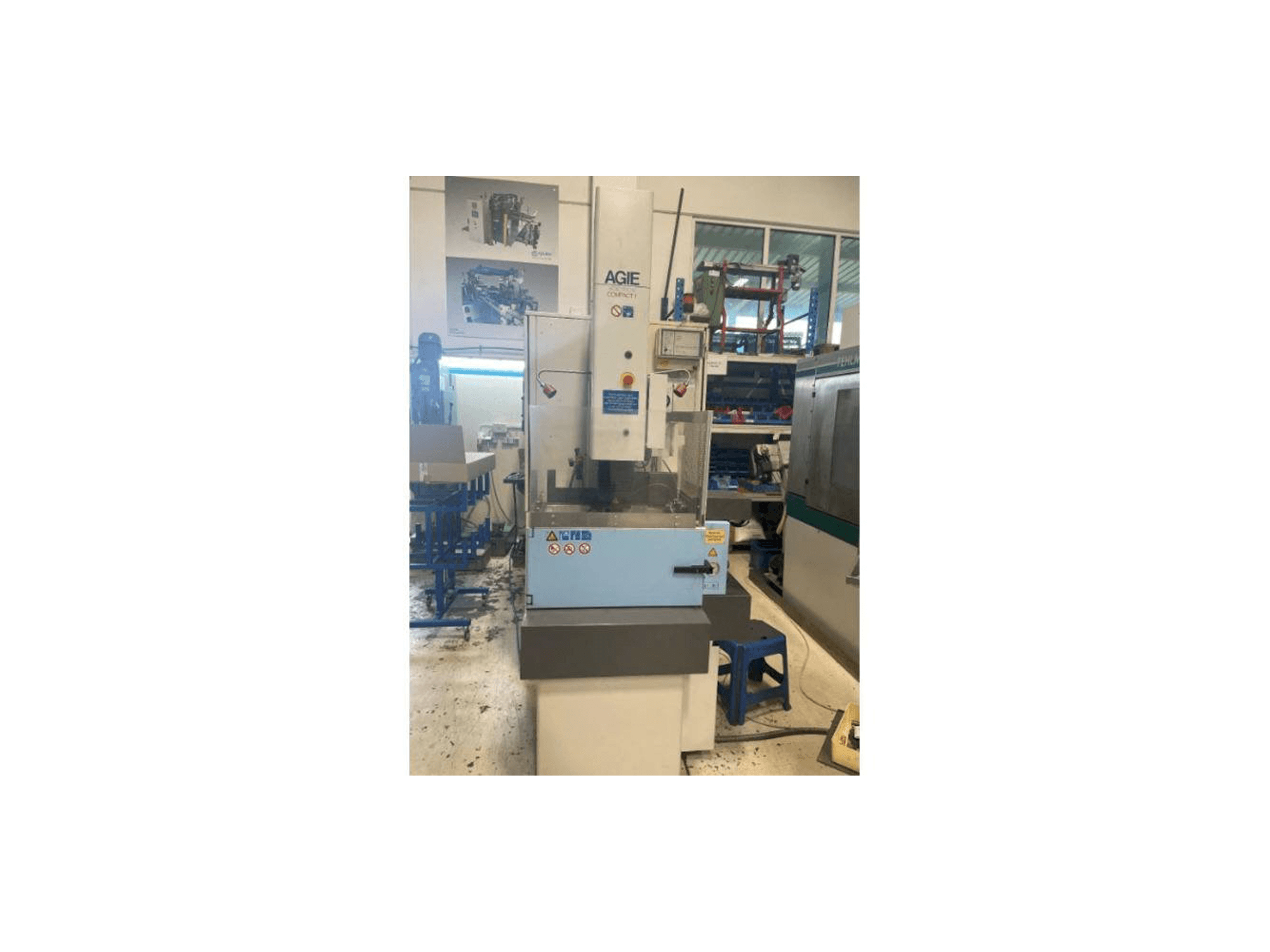 A AGIE Agietron Compact 1 gép elölnézete